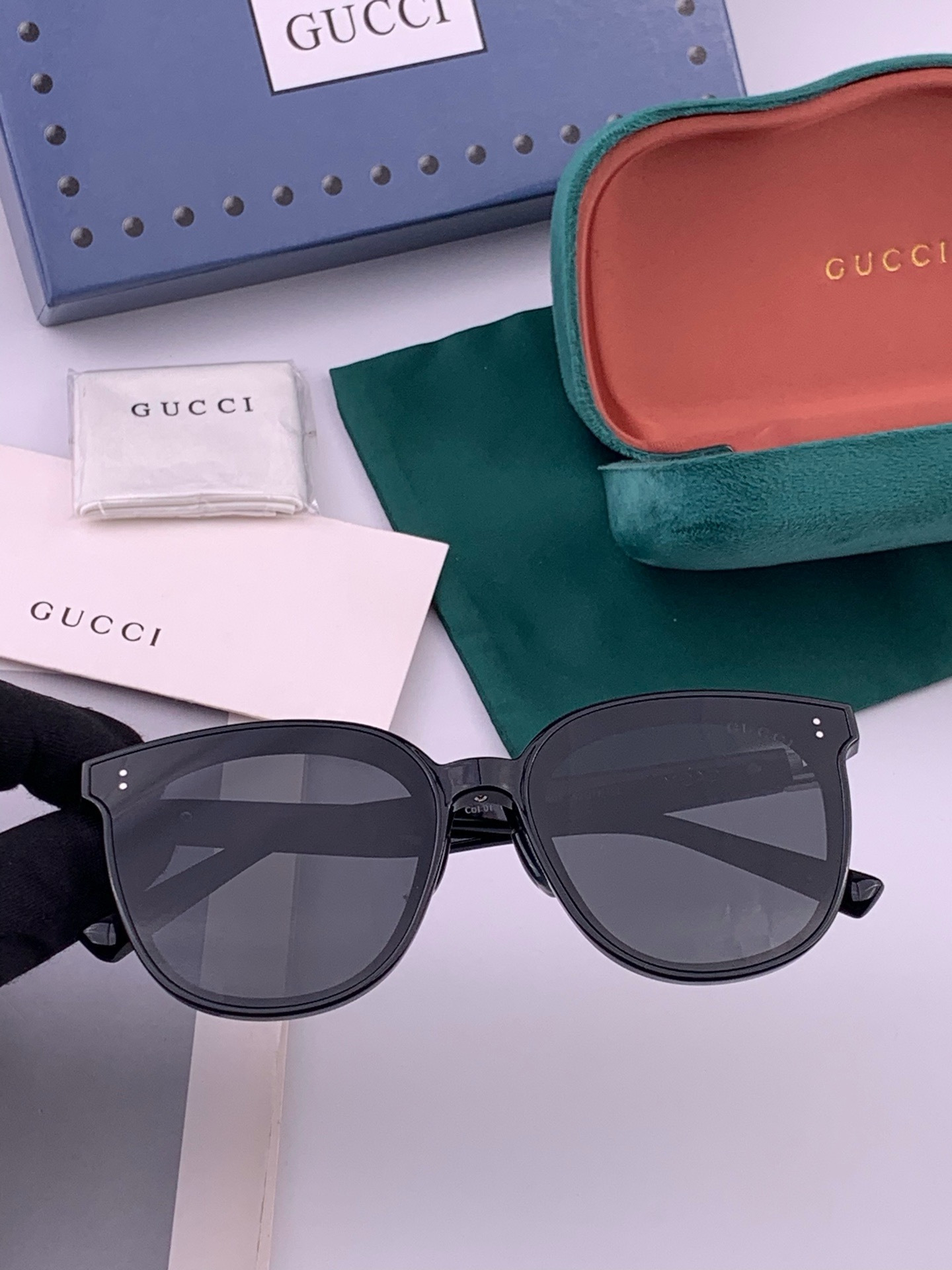 GUCCI  新款尼龙偏光太眼镜，情侣款时尚方框太阳镜佩戴舒适网红潮流款墨镜，大气女人范儿，大脸小脸都好看 ！型号：G2