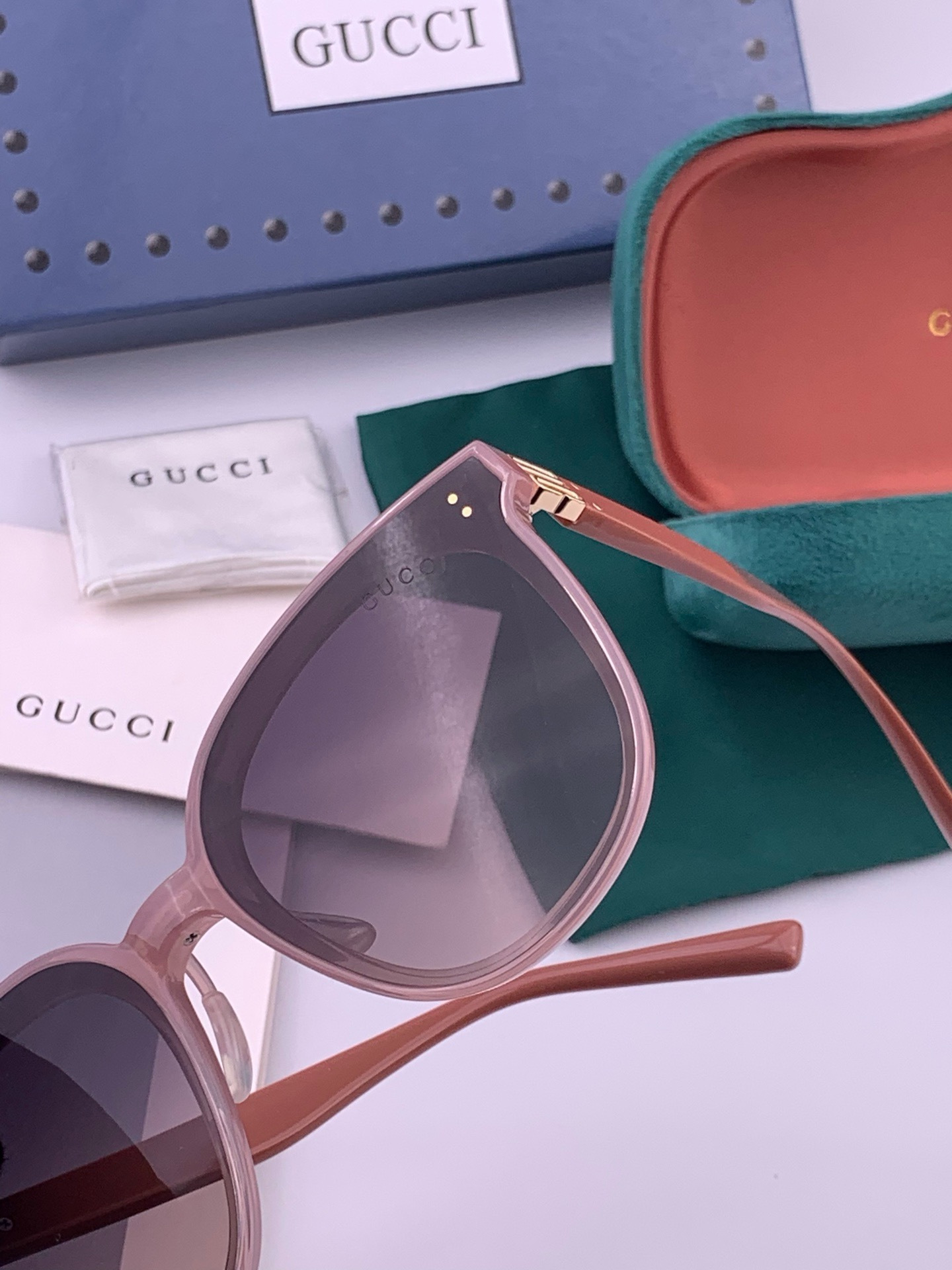 GUCCI  新款尼龙偏光太眼镜，情侣款时尚方框太阳镜佩戴舒适网红潮流款墨镜，大气女人范儿，大脸小脸都好看 ！型号：G2