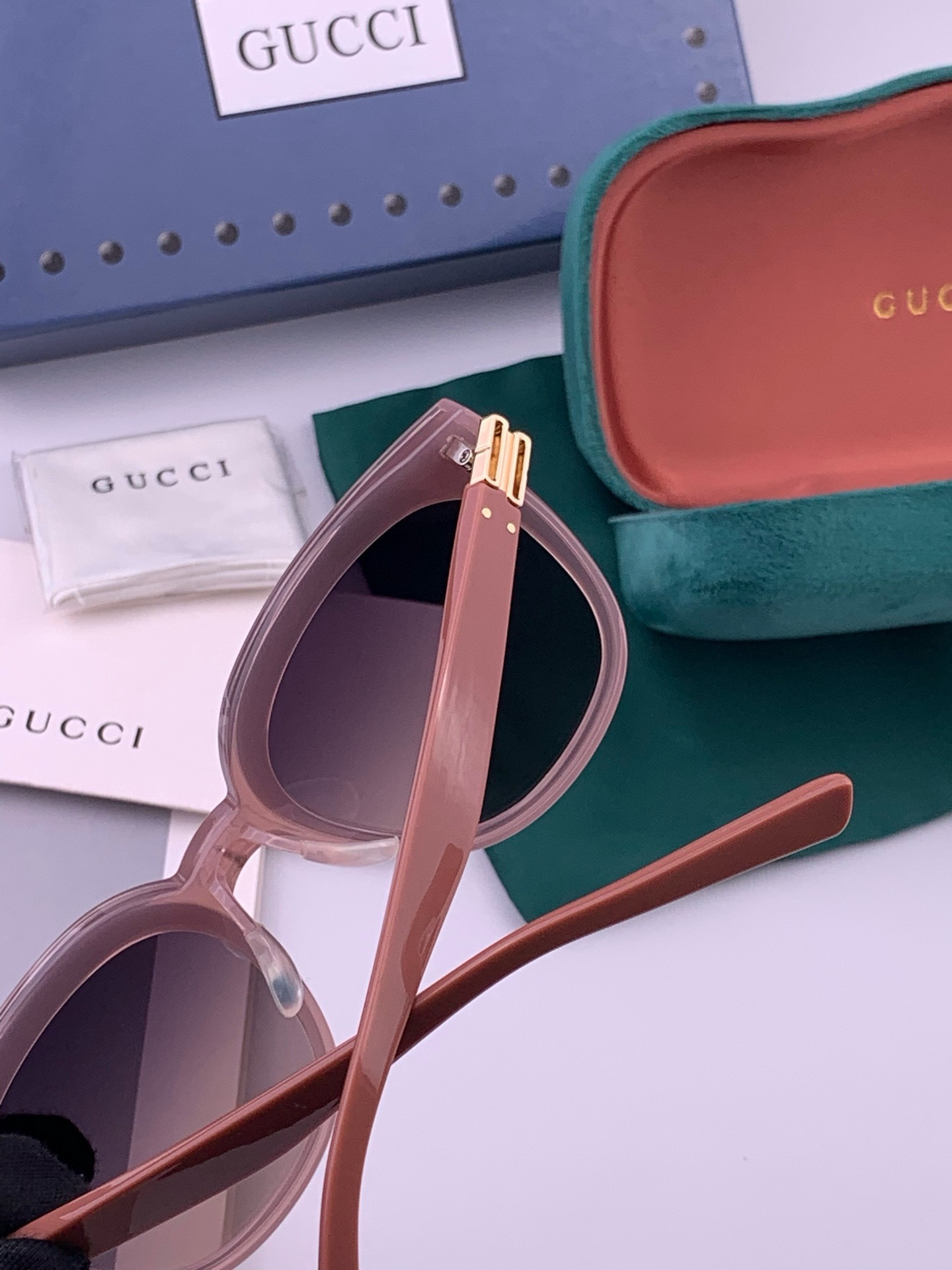 GUCCI  新款尼龙偏光太眼镜，情侣款时尚方框太阳镜佩戴舒适网红潮流款墨镜，大气女人范儿，大脸小脸都好看 ！型号：G2