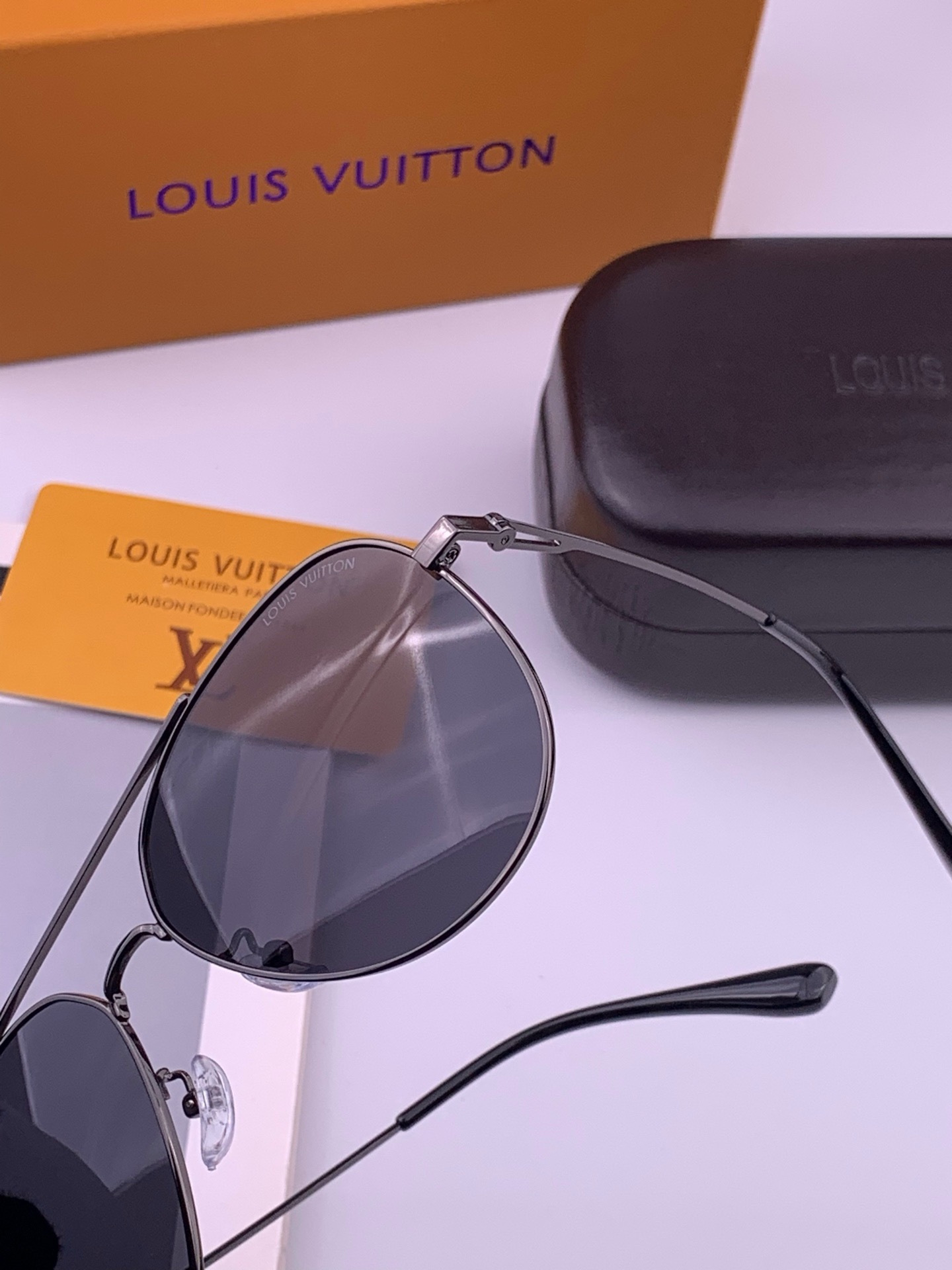LV 。  高品质男女款墨镜   👍 进口宝丽来偏光镜片  。蛤蟆镜 开车钓鱼都可 。百搭显瘦墨镜韩版男士飞行员大框司机