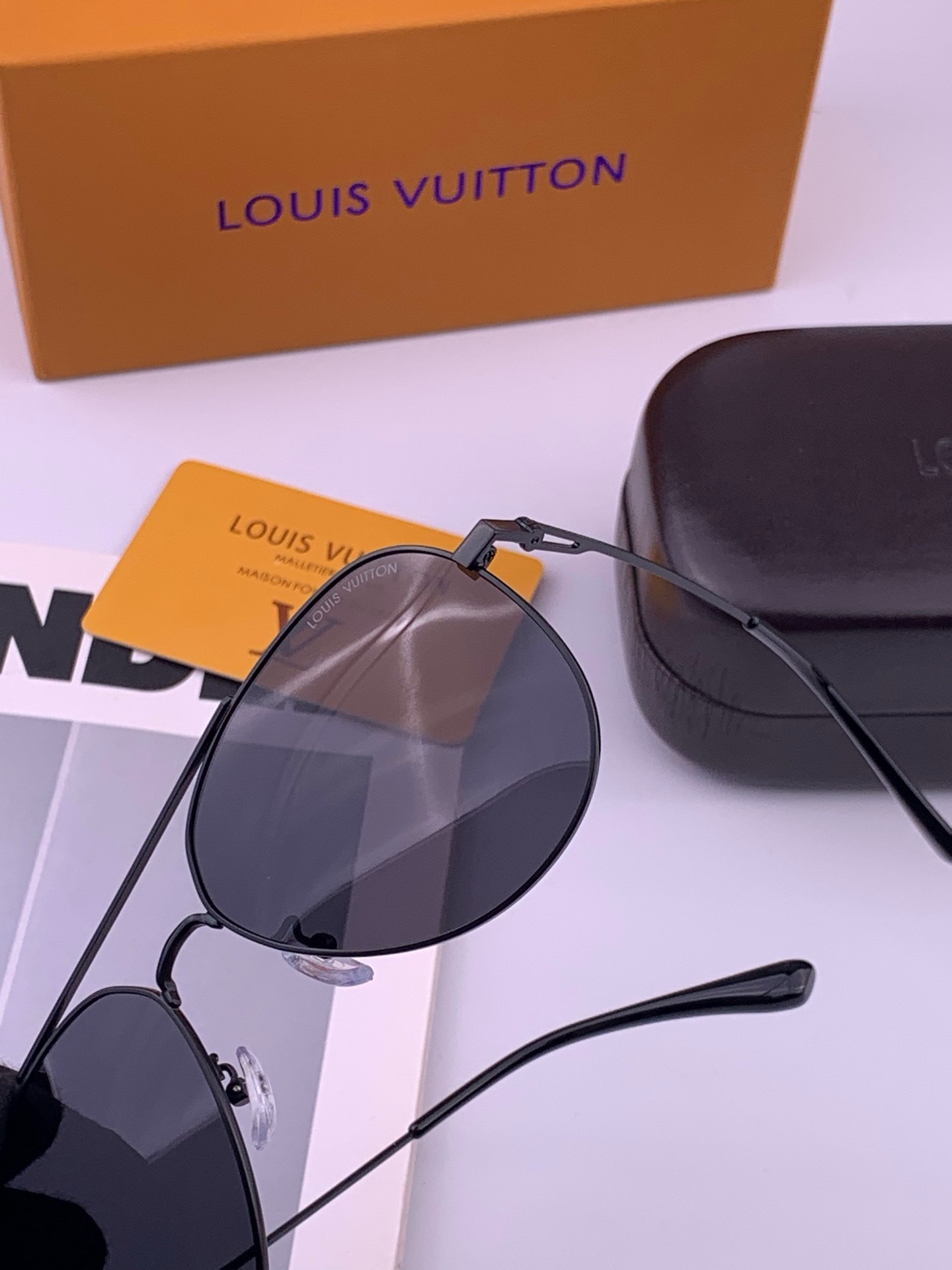 LV 。  高品质男女款墨镜   👍 进口宝丽来偏光镜片  。蛤蟆镜 开车钓鱼都可 。百搭显瘦墨镜韩版男士飞行员大框司机