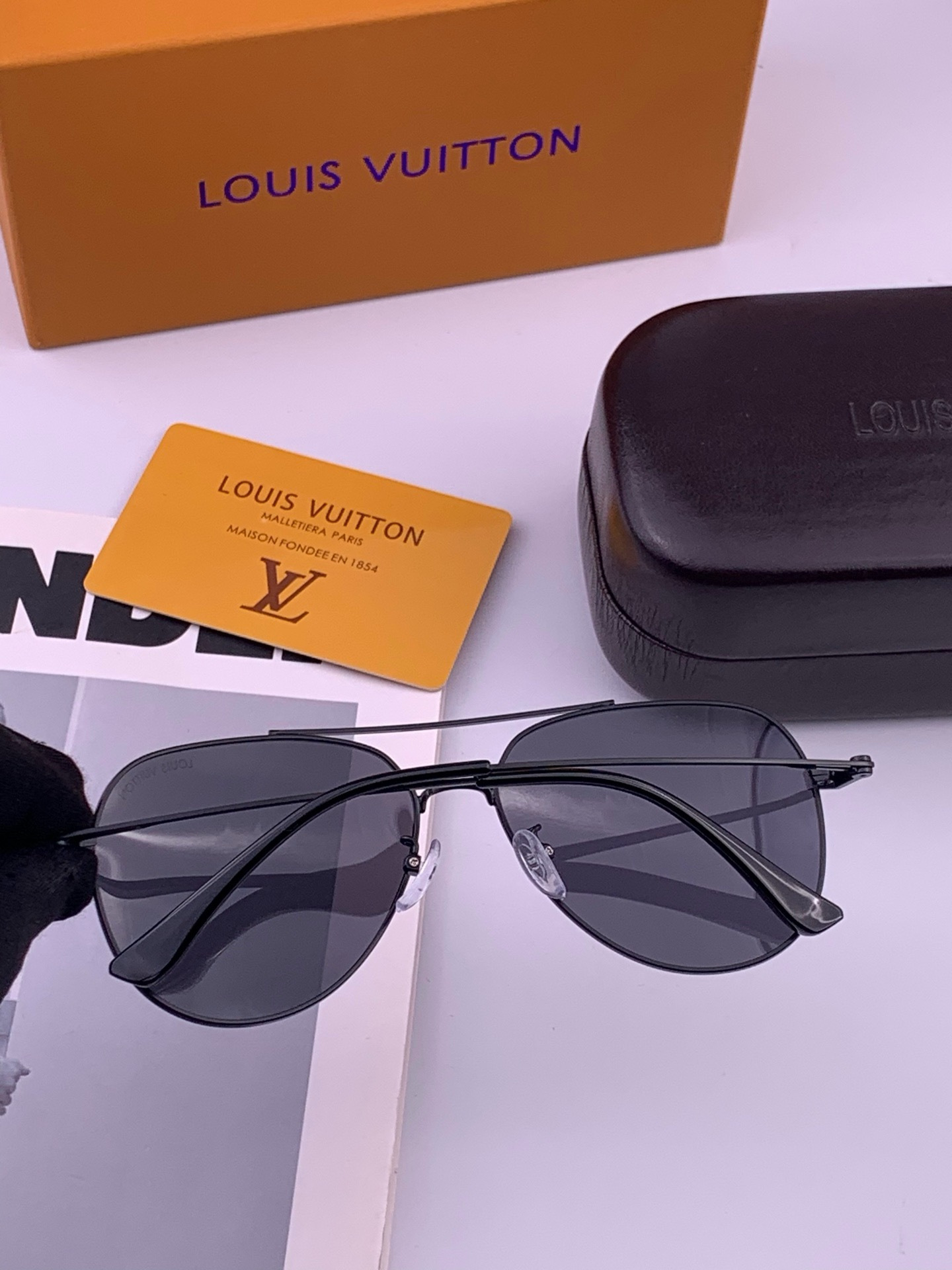 LV 。  高品质男女款墨镜   👍 进口宝丽来偏光镜片  。蛤蟆镜 开车钓鱼都可 。百搭显瘦墨镜韩版男士飞行员大框司机