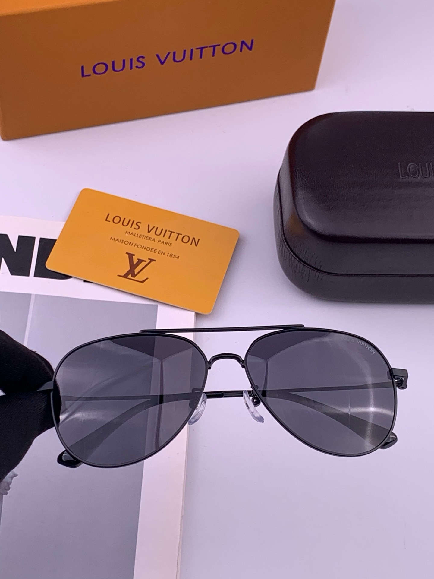 LV 。  高品质男女款墨镜   👍 进口宝丽来偏光镜片  。蛤蟆镜 开车钓鱼都可 。百搭显瘦墨镜韩版男士飞行员大框司机