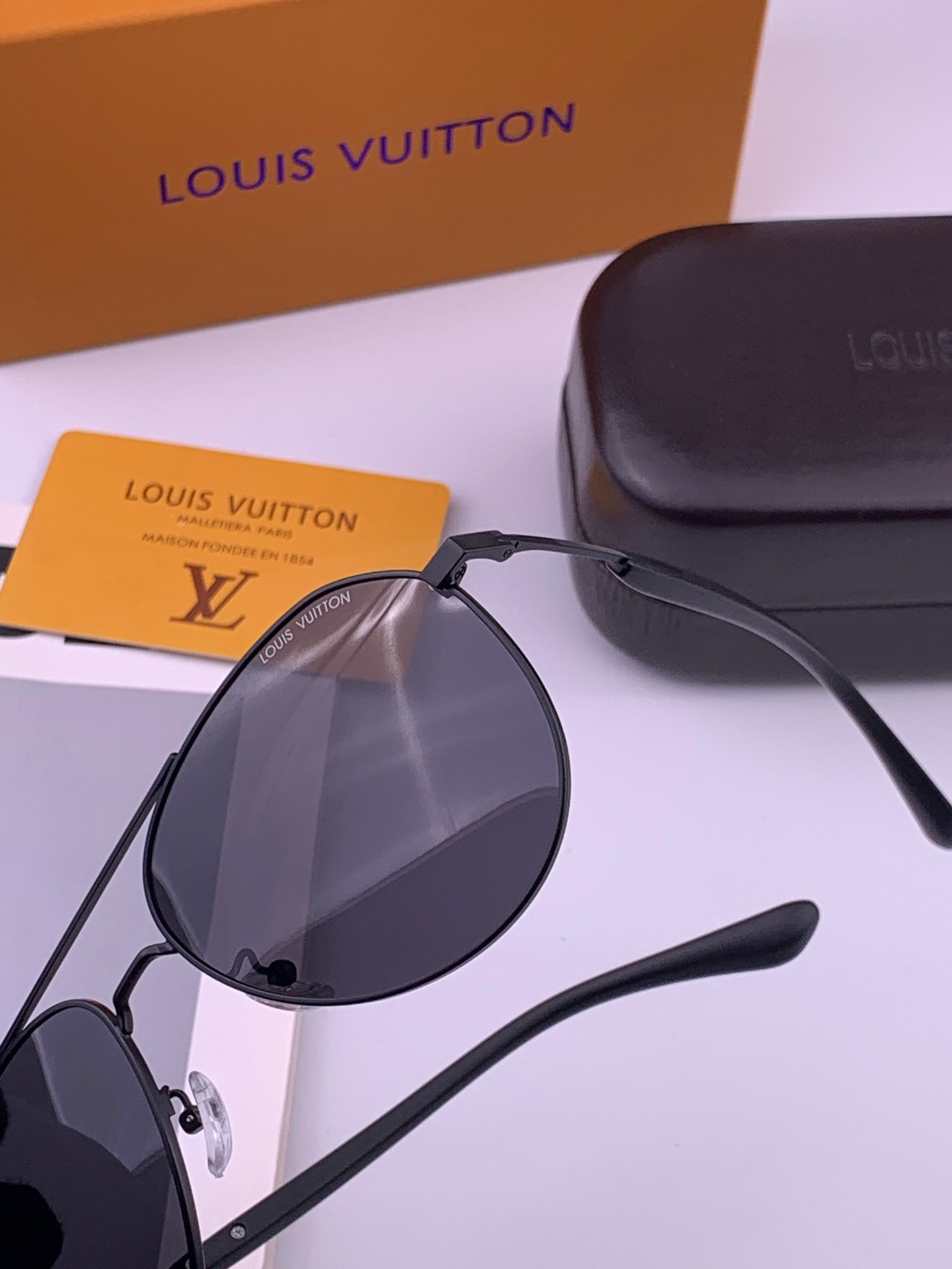 LV 。  高品质男女款墨镜   👍 进口宝丽来偏光镜片  。蛤蟆镜 开车钓鱼都可 。百搭显瘦墨镜韩版男士飞行员大框司机