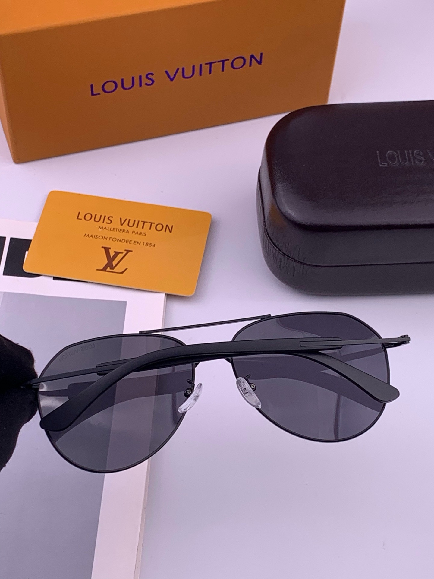 LV 。  高品质男女款墨镜   👍 进口宝丽来偏光镜片  。蛤蟆镜 开车钓鱼都可 。百搭显瘦墨镜韩版男士飞行员大框司机