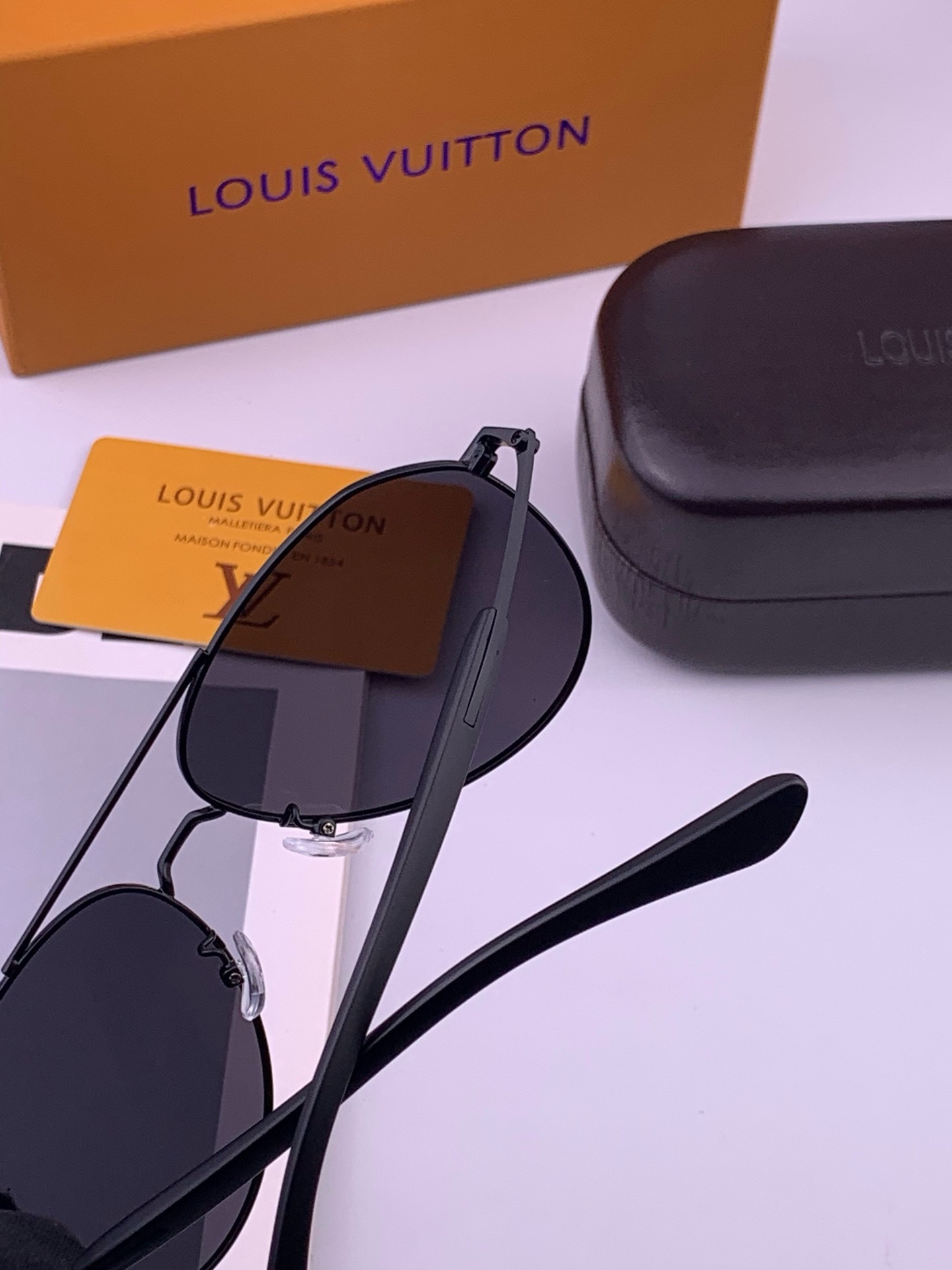 LV 。  高品质男女款墨镜   👍 进口宝丽来偏光镜片  。蛤蟆镜 开车钓鱼都可 。百搭显瘦墨镜韩版男士飞行员大框司机