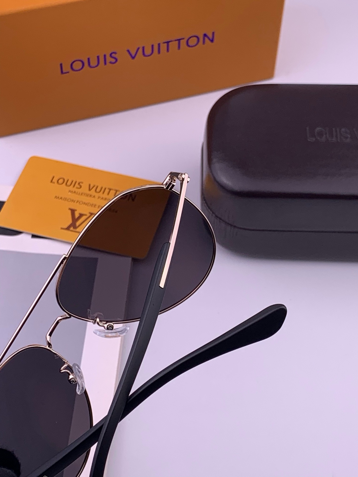 LV 。  高品质男女款墨镜   👍 进口宝丽来偏光镜片  。蛤蟆镜 开车钓鱼都可 。百搭显瘦墨镜韩版男士飞行员大框司机