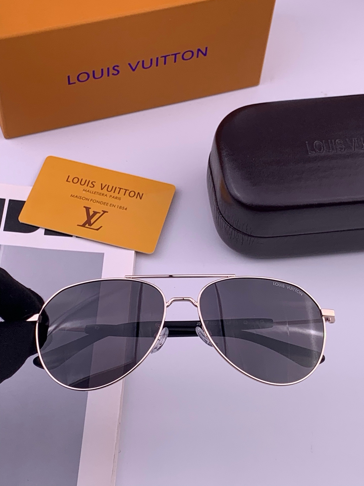 LV 。  高品质男女款墨镜   👍 进口宝丽来偏光镜片  。蛤蟆镜 开车钓鱼都可 。百搭显瘦墨镜韩版男士飞行员大框司机