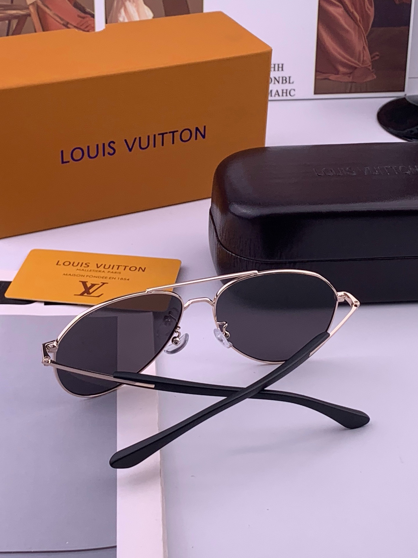 LV 。  高品质男女款墨镜   👍 进口宝丽来偏光镜片  。蛤蟆镜 开车钓鱼都可 。百搭显瘦墨镜韩版男士飞行员大框司机
