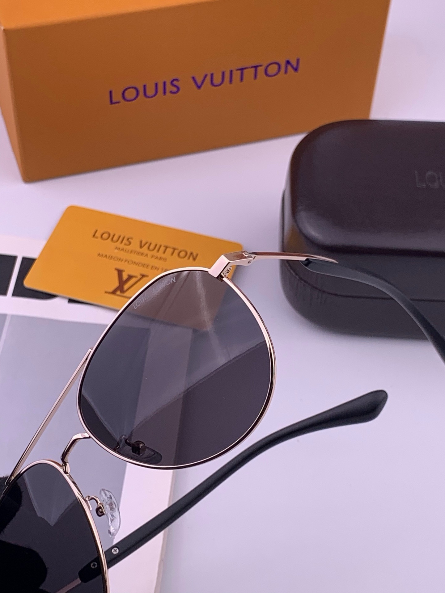 LV 。  高品质男女款墨镜   👍 进口宝丽来偏光镜片  。蛤蟆镜 开车钓鱼都可 。百搭显瘦墨镜韩版男士飞行员大框司机