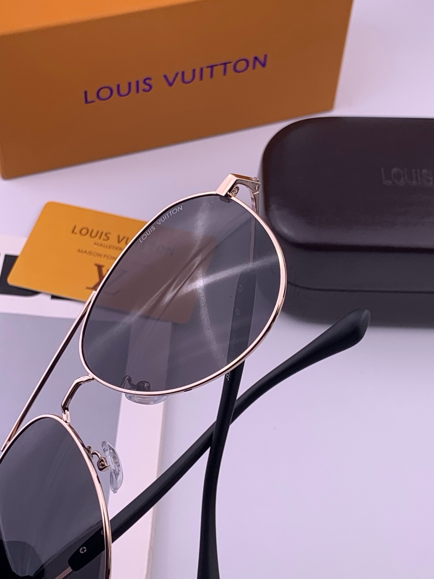 LV 。  高品质男女款墨镜   👍 进口宝丽来偏光镜片  。蛤蟆镜 开车钓鱼都可 。百搭显瘦墨镜韩版男士飞行员大框司机