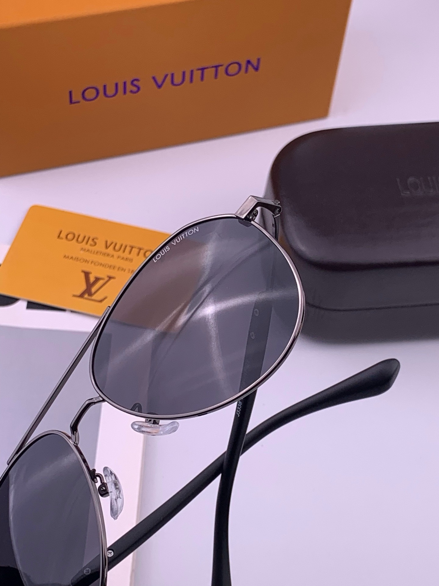 LV 。  高品质男女款墨镜   👍 进口宝丽来偏光镜片  。蛤蟆镜 开车钓鱼都可 。百搭显瘦墨镜韩版男士飞行员大框司机
