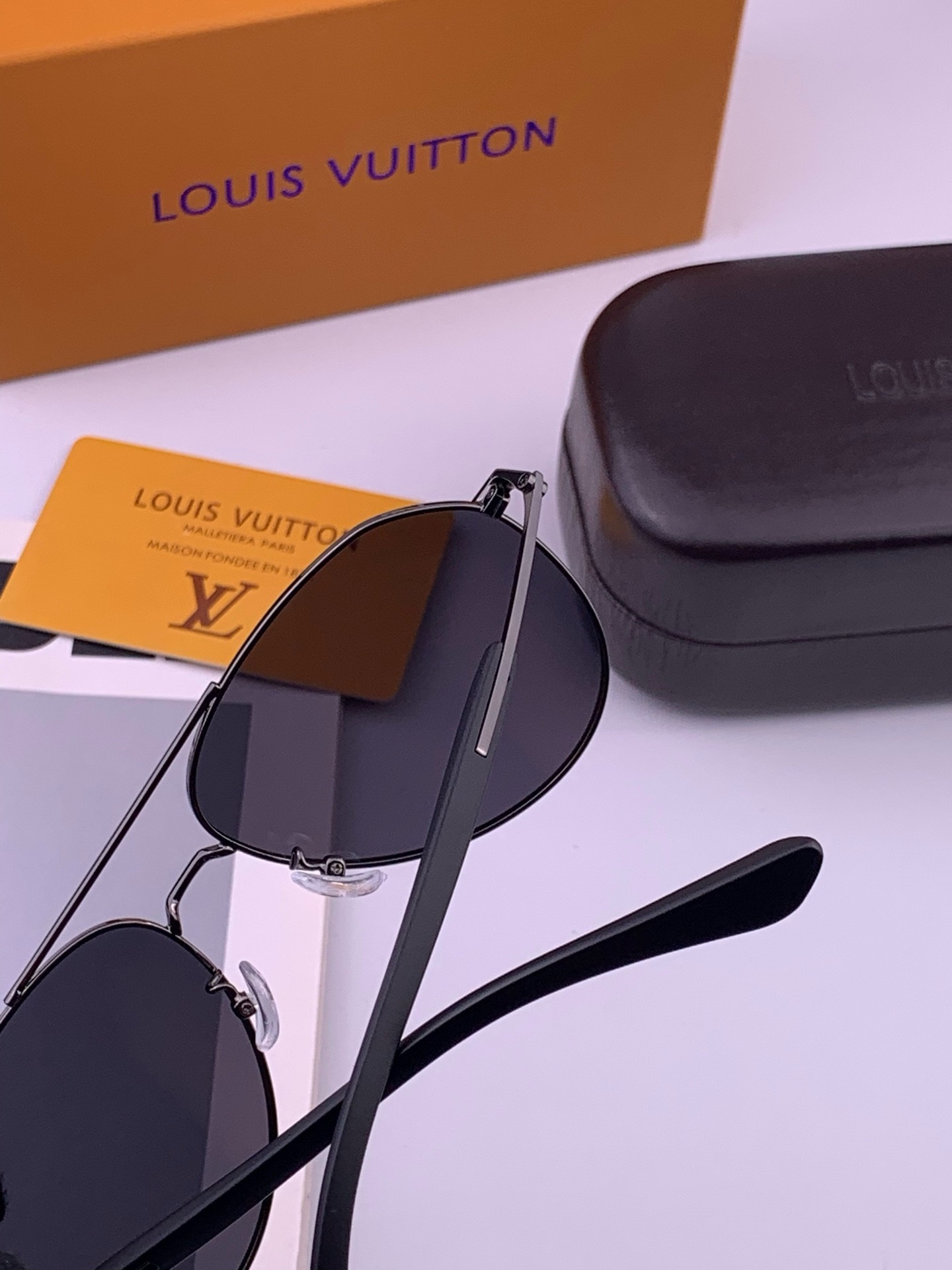 LV 。  高品质男女款墨镜   👍 进口宝丽来偏光镜片  。蛤蟆镜 开车钓鱼都可 。百搭显瘦墨镜韩版男士飞行员大框司机