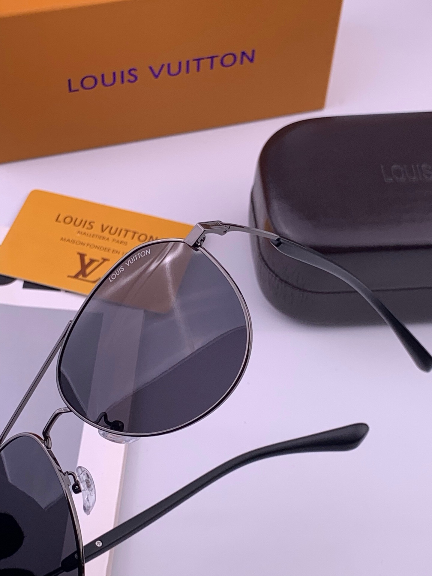 LV 。  高品质男女款墨镜   👍 进口宝丽来偏光镜片  。蛤蟆镜 开车钓鱼都可 。百搭显瘦墨镜韩版男士飞行员大框司机