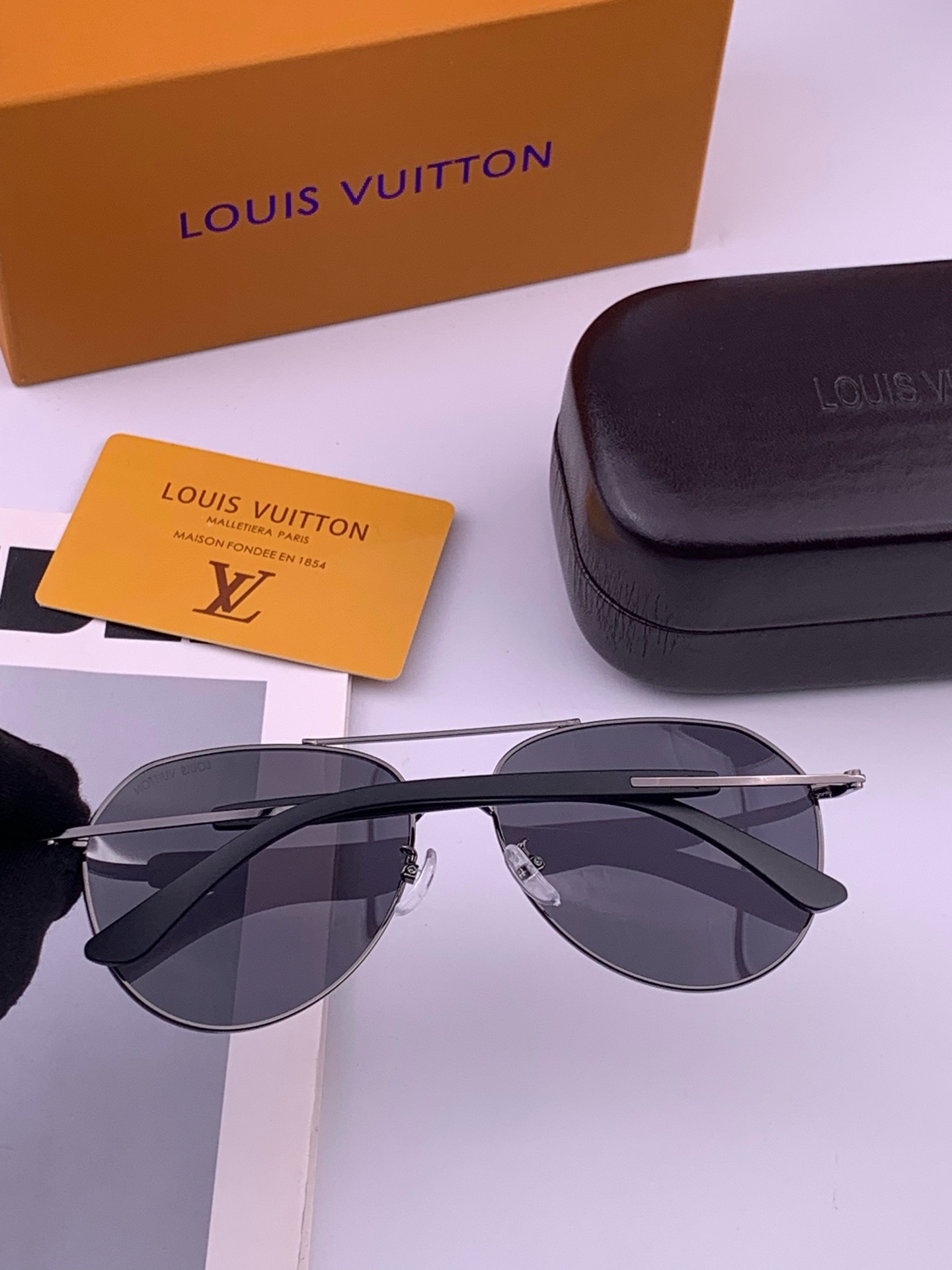 LV 。  高品质男女款墨镜   👍 进口宝丽来偏光镜片  。蛤蟆镜 开车钓鱼都可 。百搭显瘦墨镜韩版男士飞行员大框司机