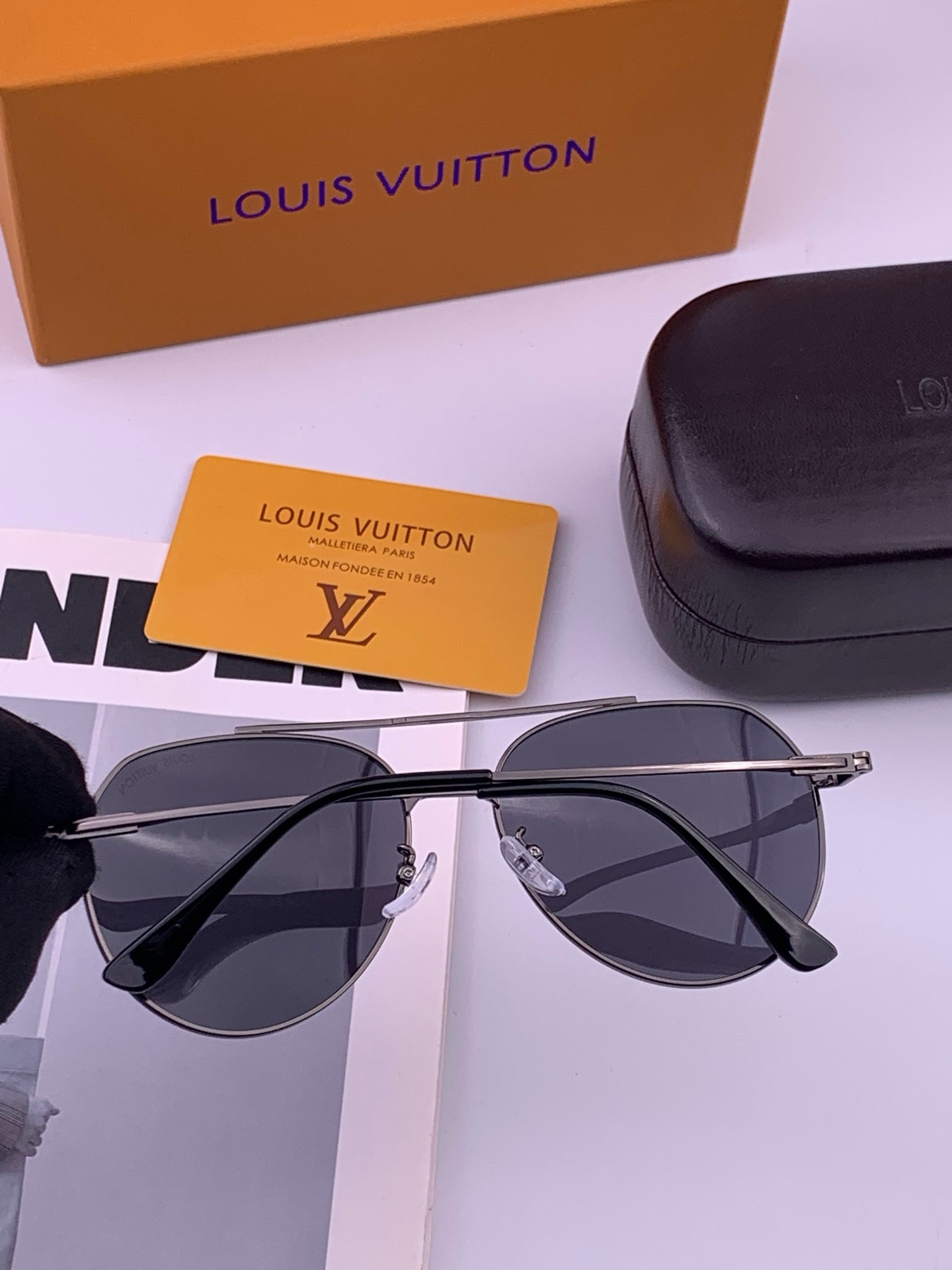LV 。  高品质男女款墨镜   👍 进口宝丽来偏光镜片  。蛤蟆镜 开车钓鱼都可 。百搭显瘦墨镜韩版男士飞行员大框司机
