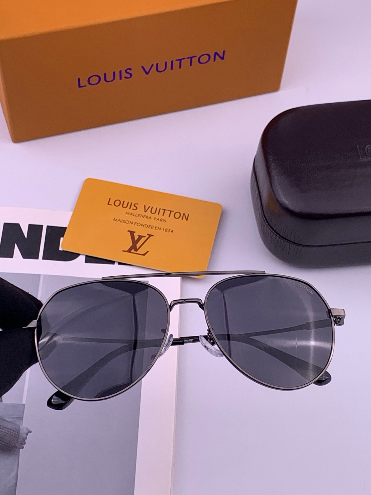LV 。  高品质男女款墨镜   👍 进口宝丽来偏光镜片  。蛤蟆镜 开车钓鱼都可 。百搭显瘦墨镜韩版男士飞行员大框司机