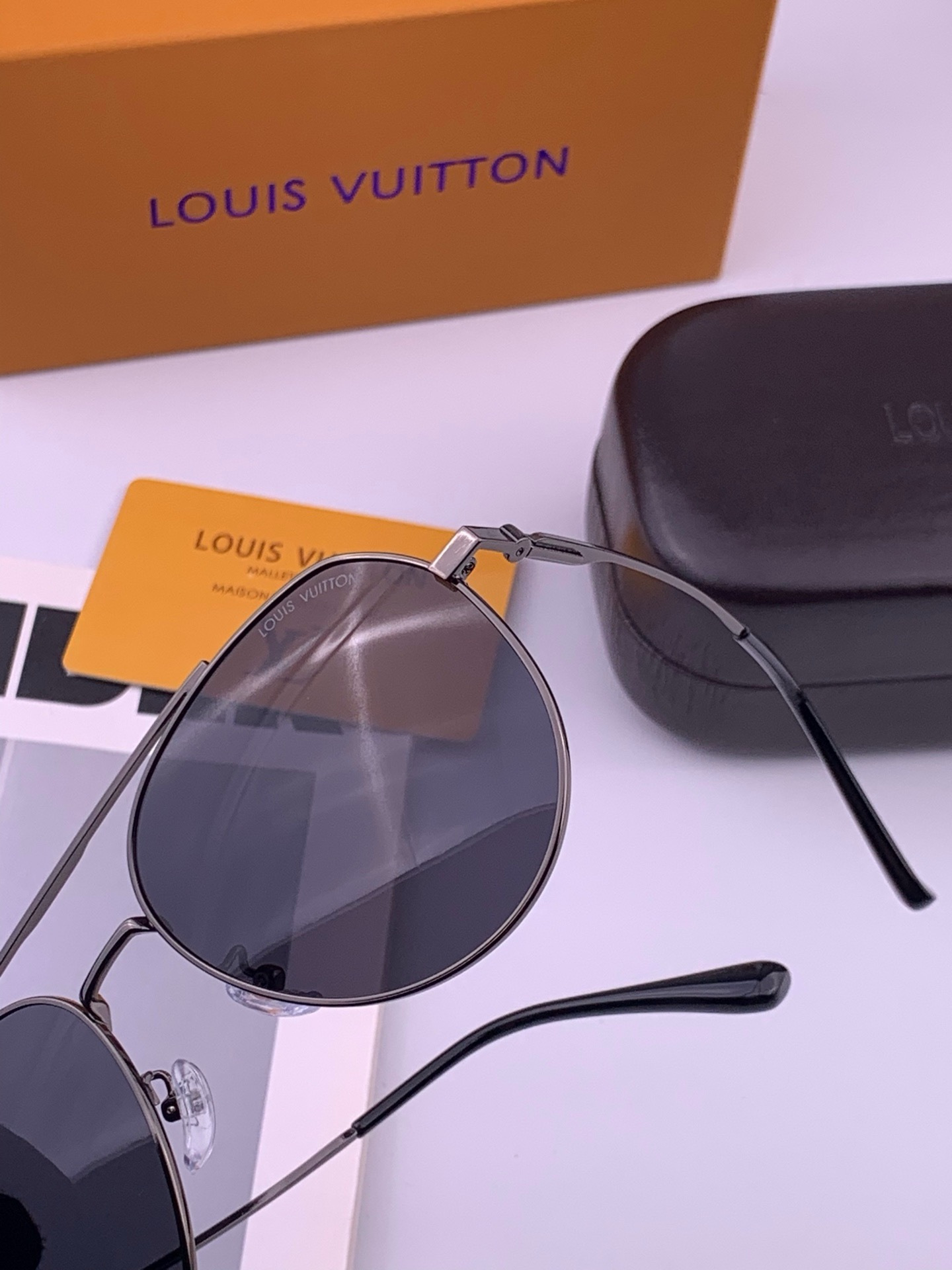 LV 。  高品质男女款墨镜   👍 进口宝丽来偏光镜片  。蛤蟆镜 开车钓鱼都可 。百搭显瘦墨镜韩版男士飞行员大框司机
