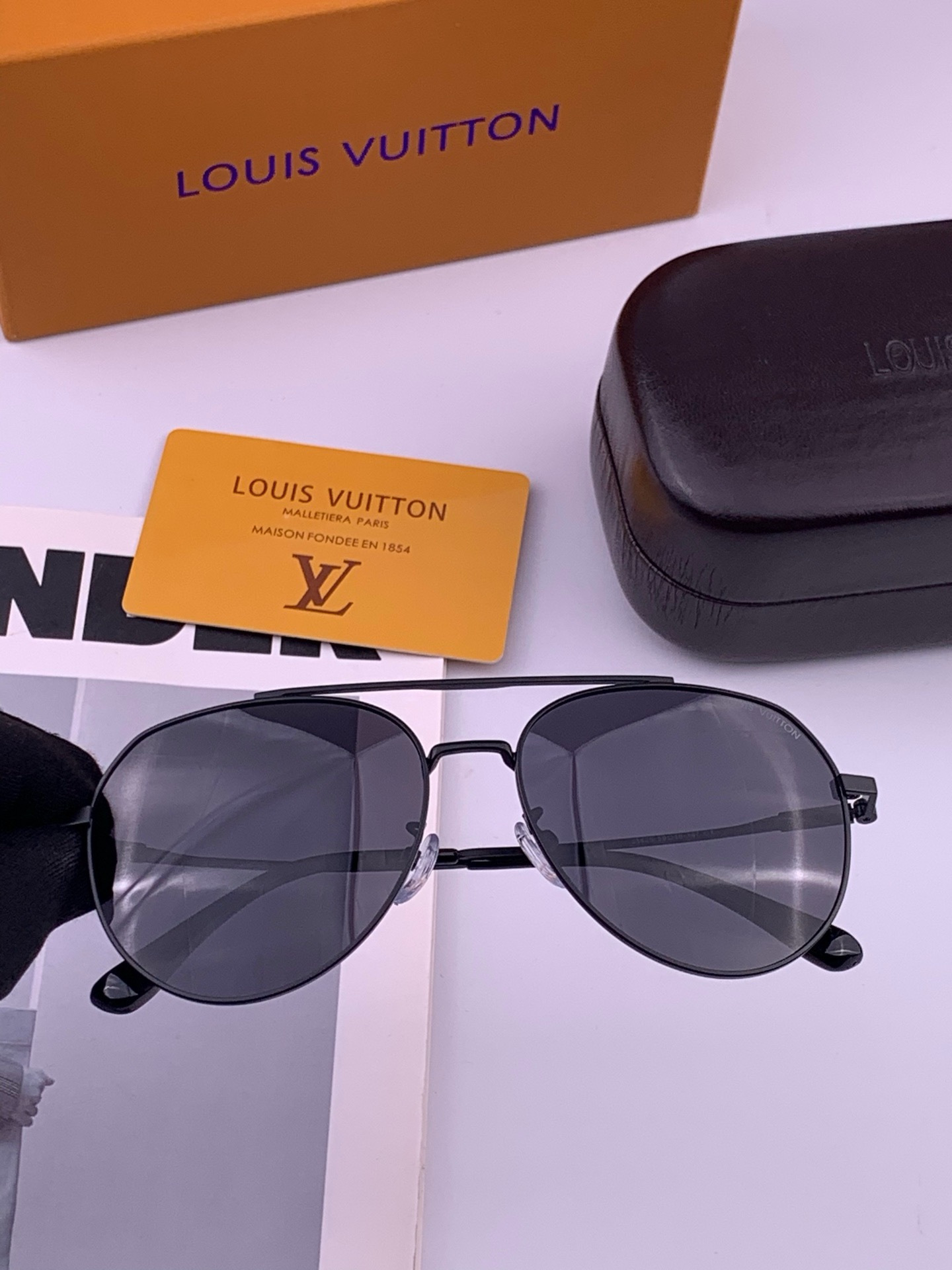LV 。  高品质男女款墨镜   👍 进口宝丽来偏光镜片  。蛤蟆镜 开车钓鱼都可 。百搭显瘦墨镜韩版男士飞行员大框司机