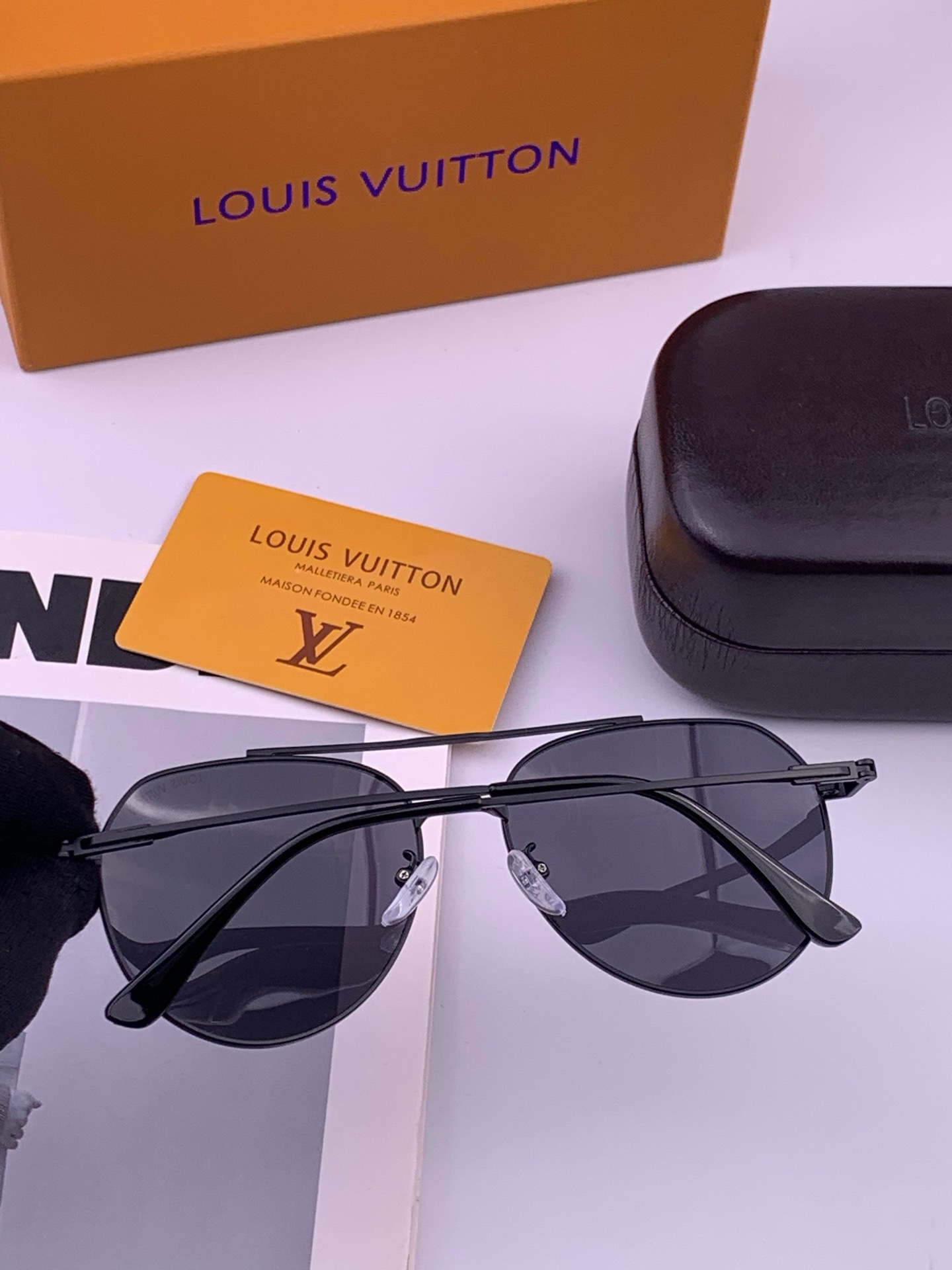 LV 。  高品质男女款墨镜   👍 进口宝丽来偏光镜片  。蛤蟆镜 开车钓鱼都可 。百搭显瘦墨镜韩版男士飞行员大框司机