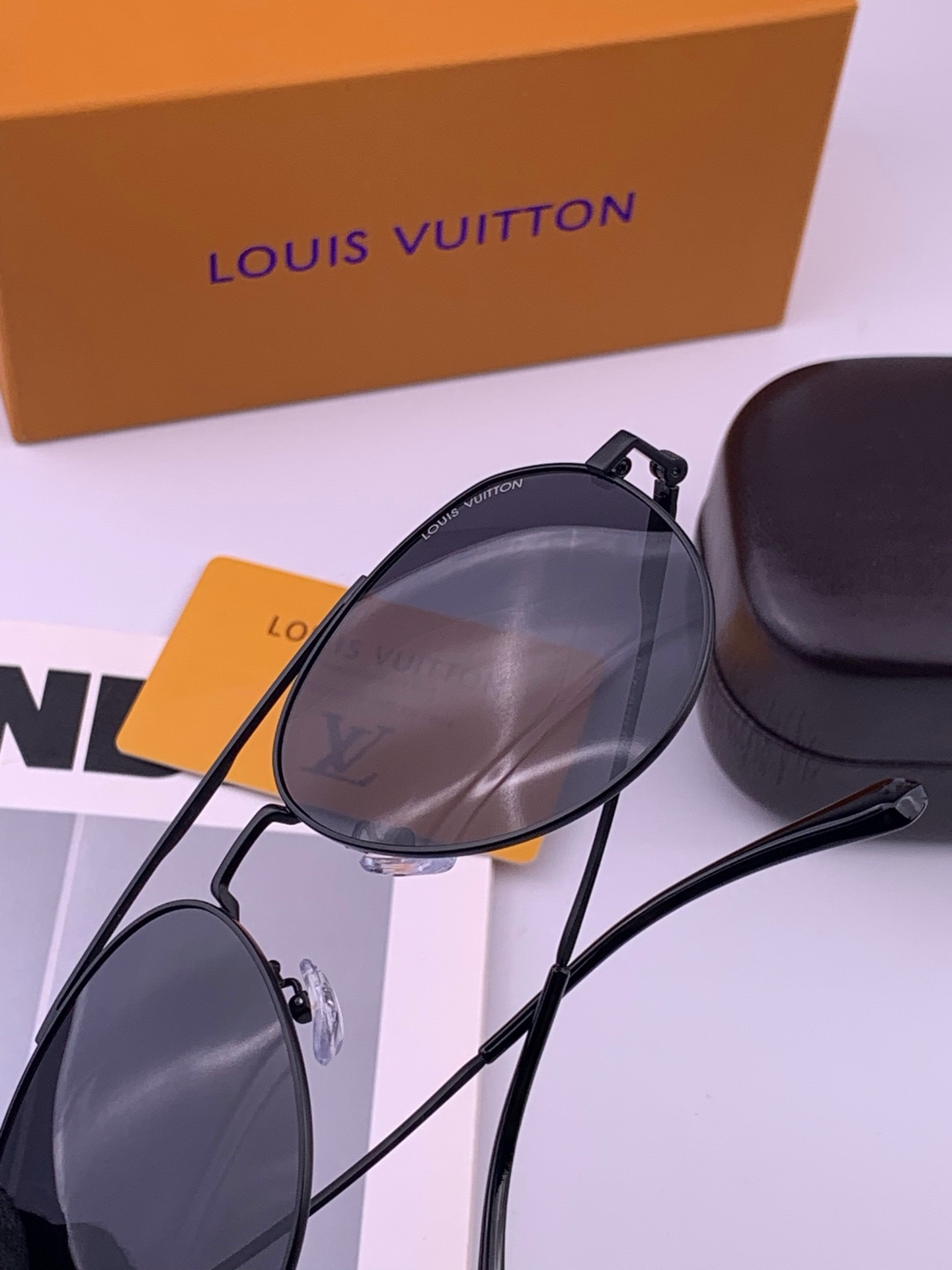 LV 。  高品质男女款墨镜   👍 进口宝丽来偏光镜片  。蛤蟆镜 开车钓鱼都可 。百搭显瘦墨镜韩版男士飞行员大框司机