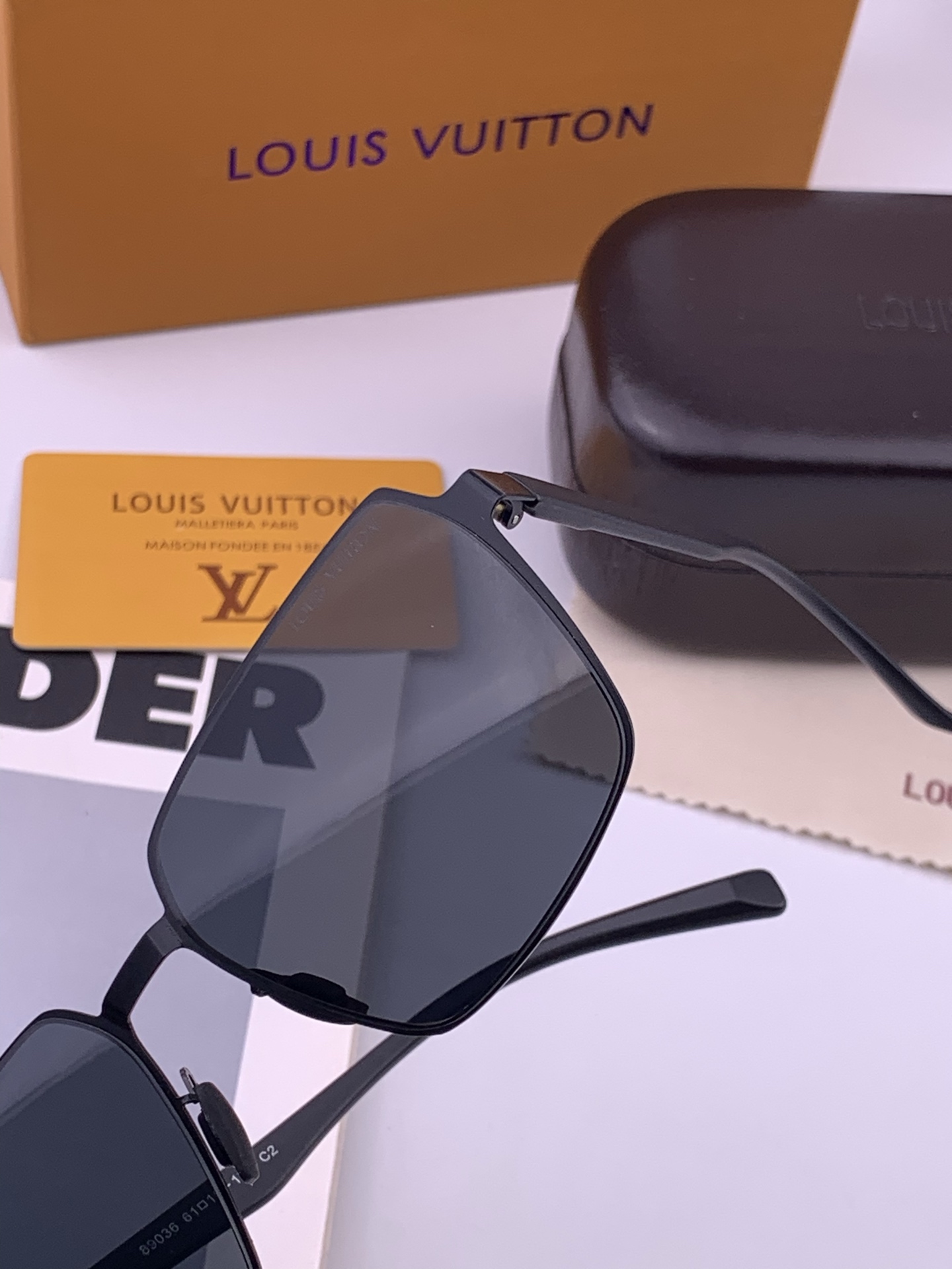 LV 男款炫彩飞行员偏光太阳镜 ❤️材质：高清尼龙加厚卡槽高清偏光镜片 🌹无边框镜架💕颜👍型号：L68903