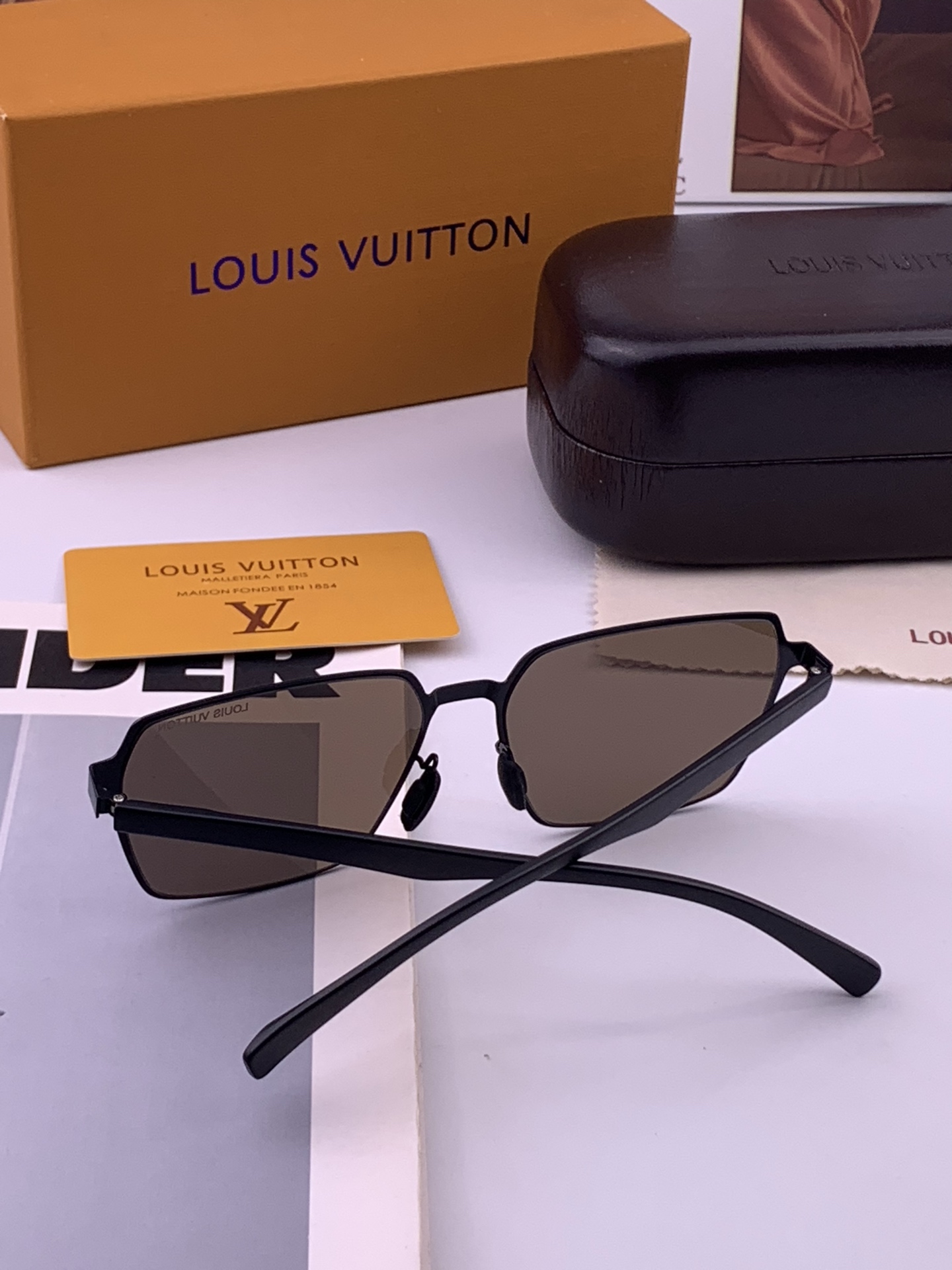 LV 男款炫彩飞行员偏光太阳镜 ❤️材质：高清尼龙加厚卡槽高清偏光镜片 🌹无边框镜架💕颜👍型号：L68903