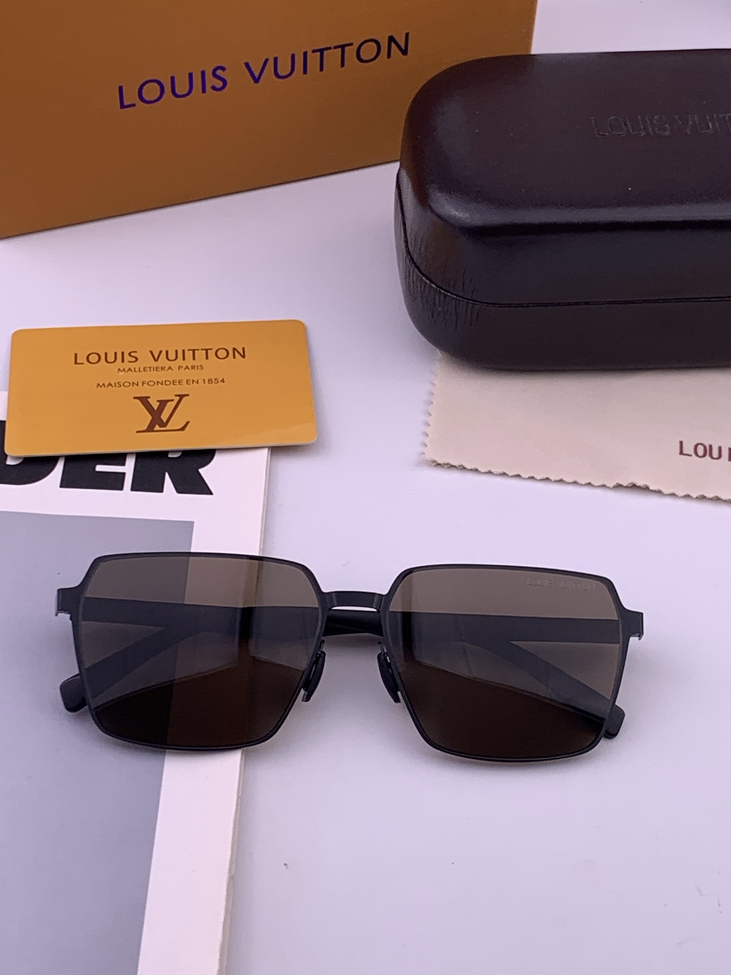 LV 男款炫彩飞行员偏光太阳镜 ❤️材质：高清尼龙加厚卡槽高清偏光镜片 🌹无边框镜架💕颜👍型号：L68903