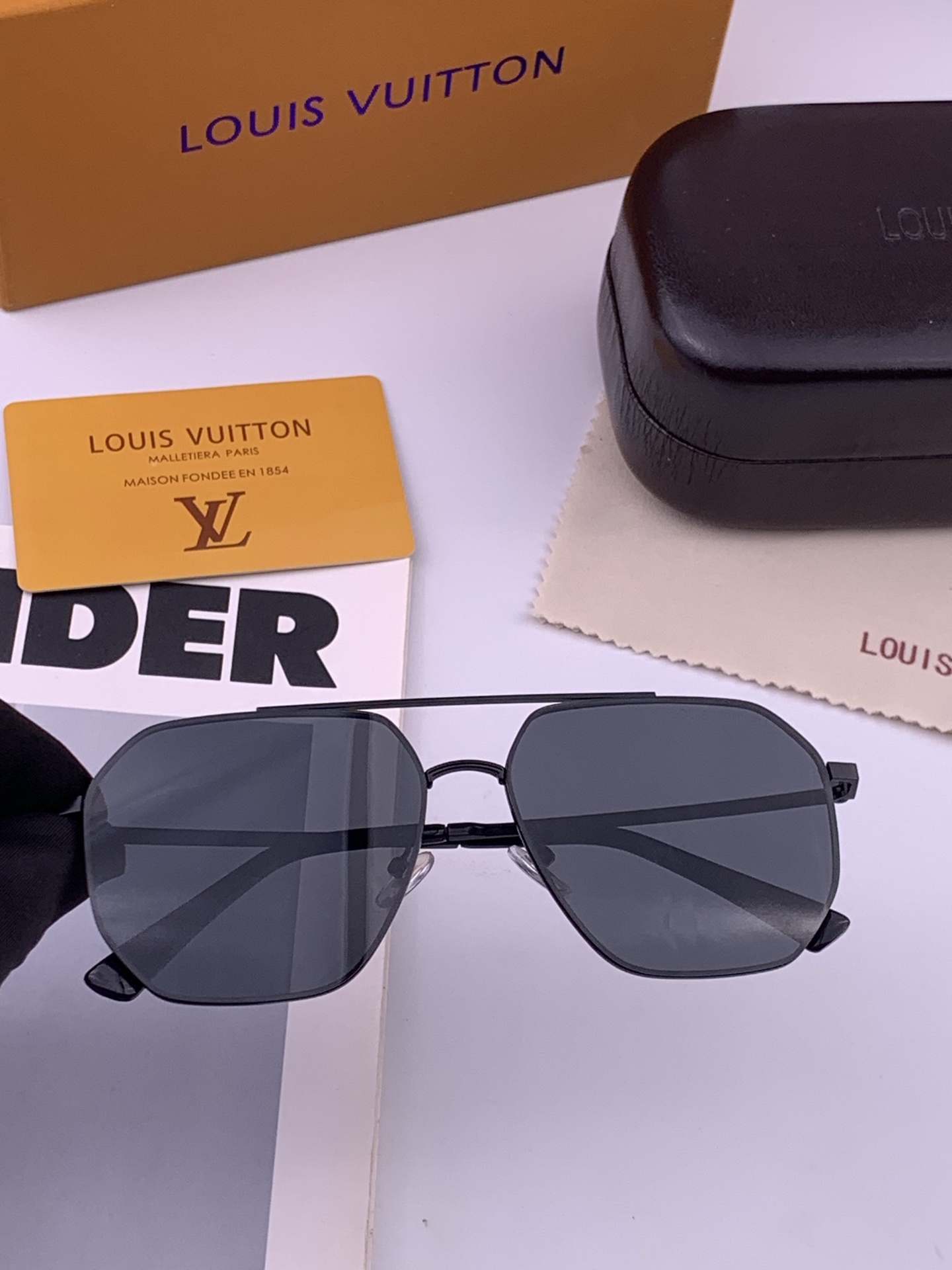 LV 男款炫彩飞行员偏光太阳镜 ❤️材质：高清尼龙加厚卡槽高清偏光镜片 🌹无边框镜架💕颜👍型号：L28903