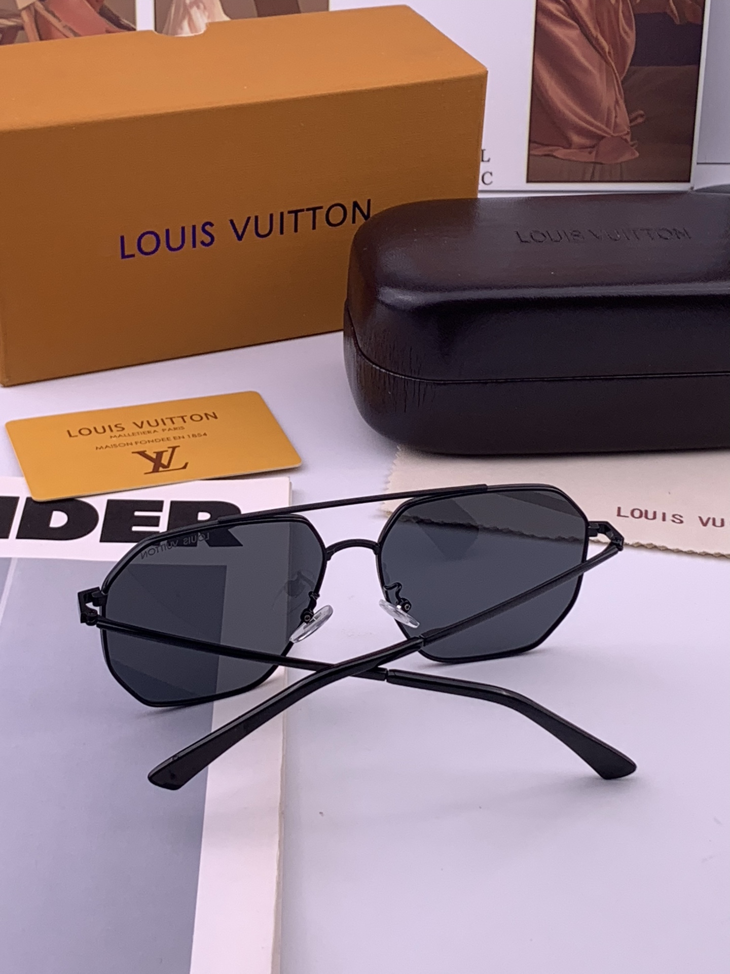 LV 男款炫彩飞行员偏光太阳镜 ❤️材质：高清尼龙加厚卡槽高清偏光镜片 🌹无边框镜架💕颜👍型号：L28903