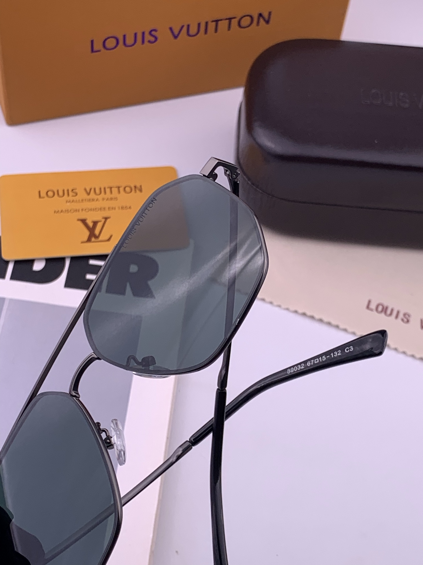 LV 男款炫彩飞行员偏光太阳镜 ❤️材质：高清尼龙加厚卡槽高清偏光镜片 🌹无边框镜架💕颜👍型号：L28903