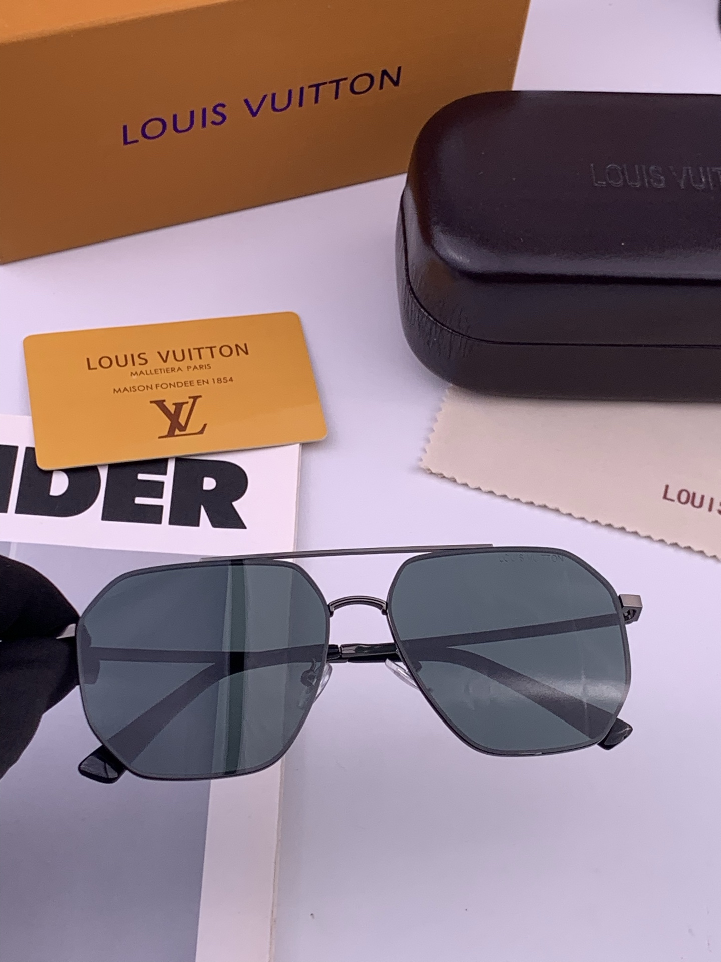 LV 男款炫彩飞行员偏光太阳镜 ❤️材质：高清尼龙加厚卡槽高清偏光镜片 🌹无边框镜架💕颜👍型号：L28903