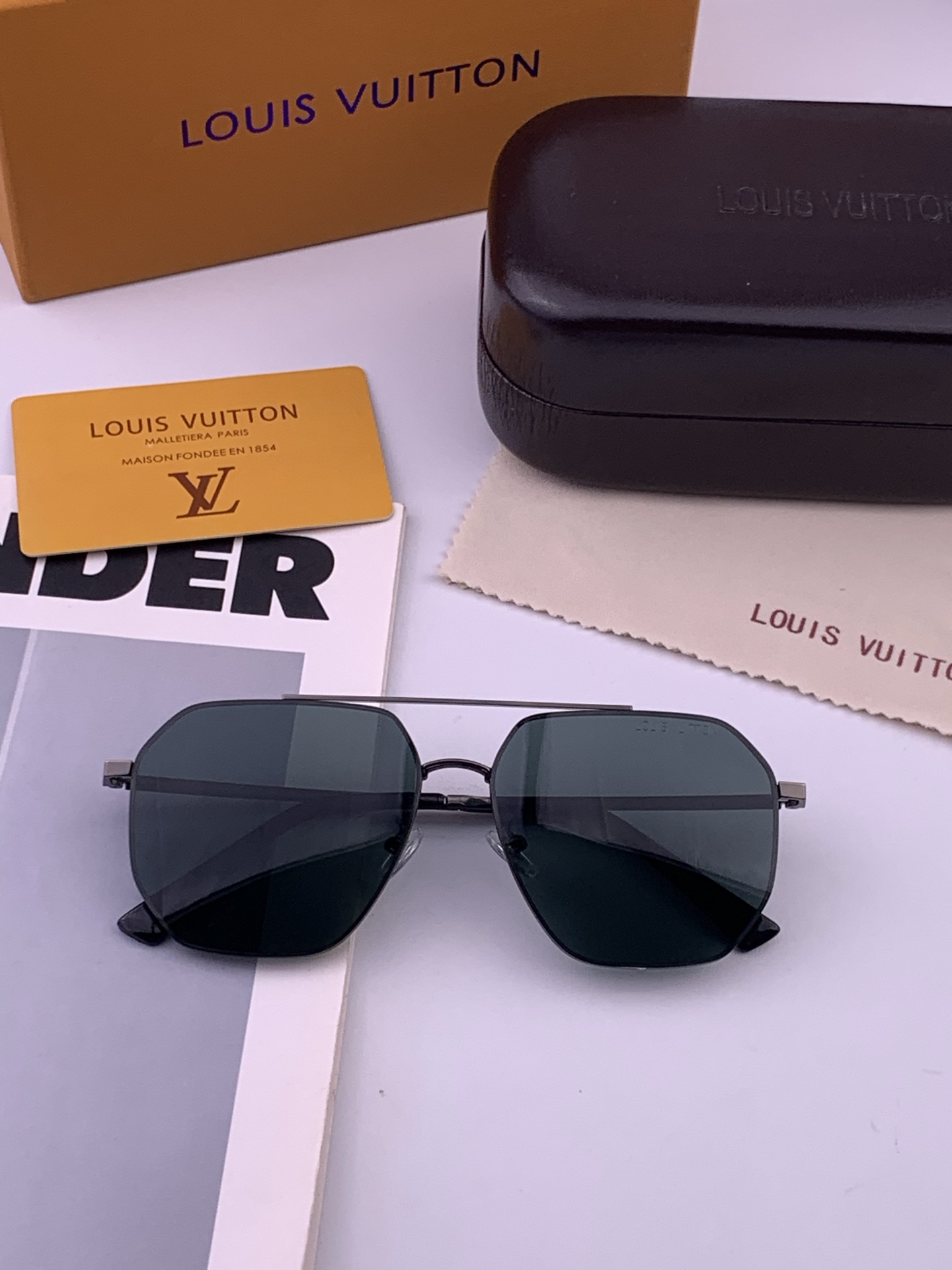 LV 男款炫彩飞行员偏光太阳镜 ❤️材质：高清尼龙加厚卡槽高清偏光镜片 🌹无边框镜架💕颜👍型号：L28903