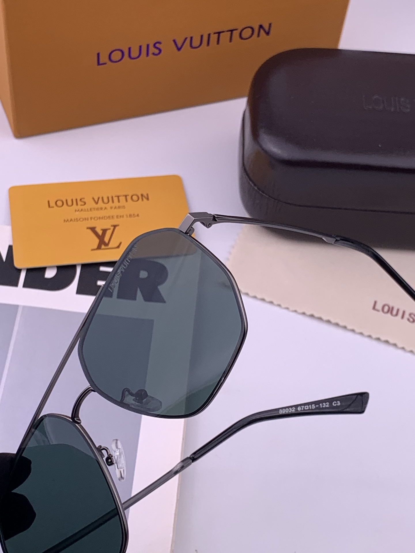 LV 男款炫彩飞行员偏光太阳镜 ❤️材质：高清尼龙加厚卡槽高清偏光镜片 🌹无边框镜架💕颜👍型号：L28903