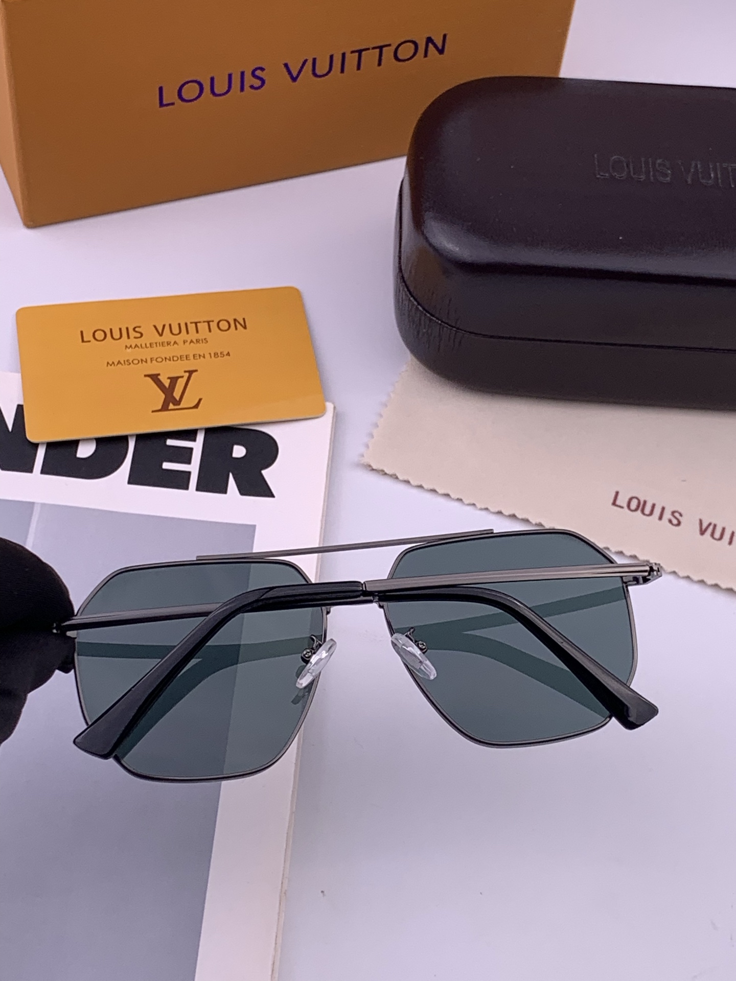 LV 男款炫彩飞行员偏光太阳镜 ❤️材质：高清尼龙加厚卡槽高清偏光镜片 🌹无边框镜架💕颜👍型号：L28903