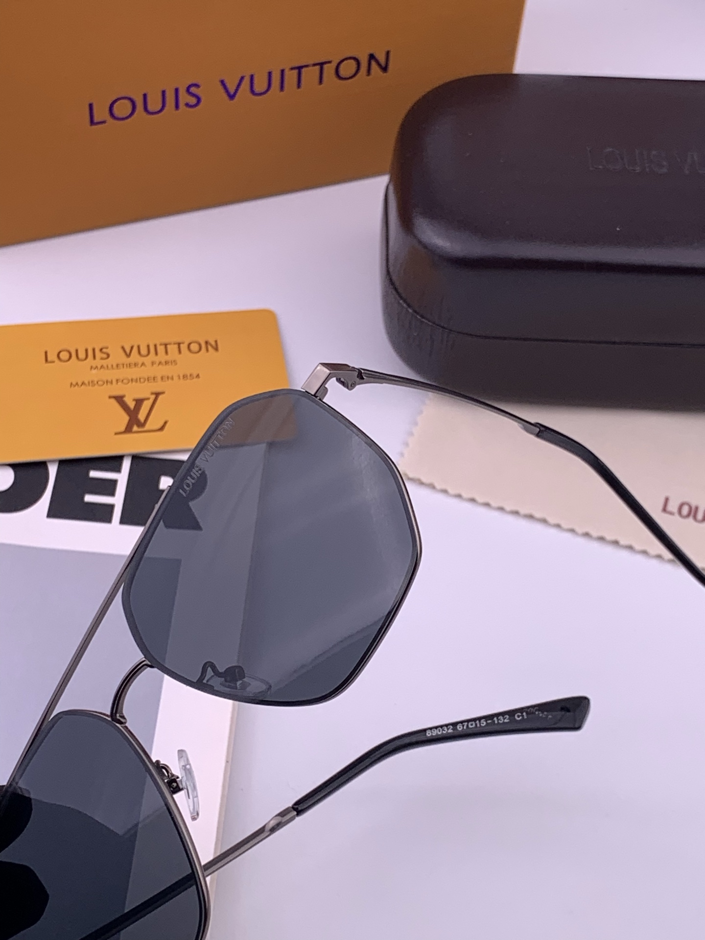 LV 男款炫彩飞行员偏光太阳镜 ❤️材质：高清尼龙加厚卡槽高清偏光镜片 🌹无边框镜架💕颜👍型号：L28903