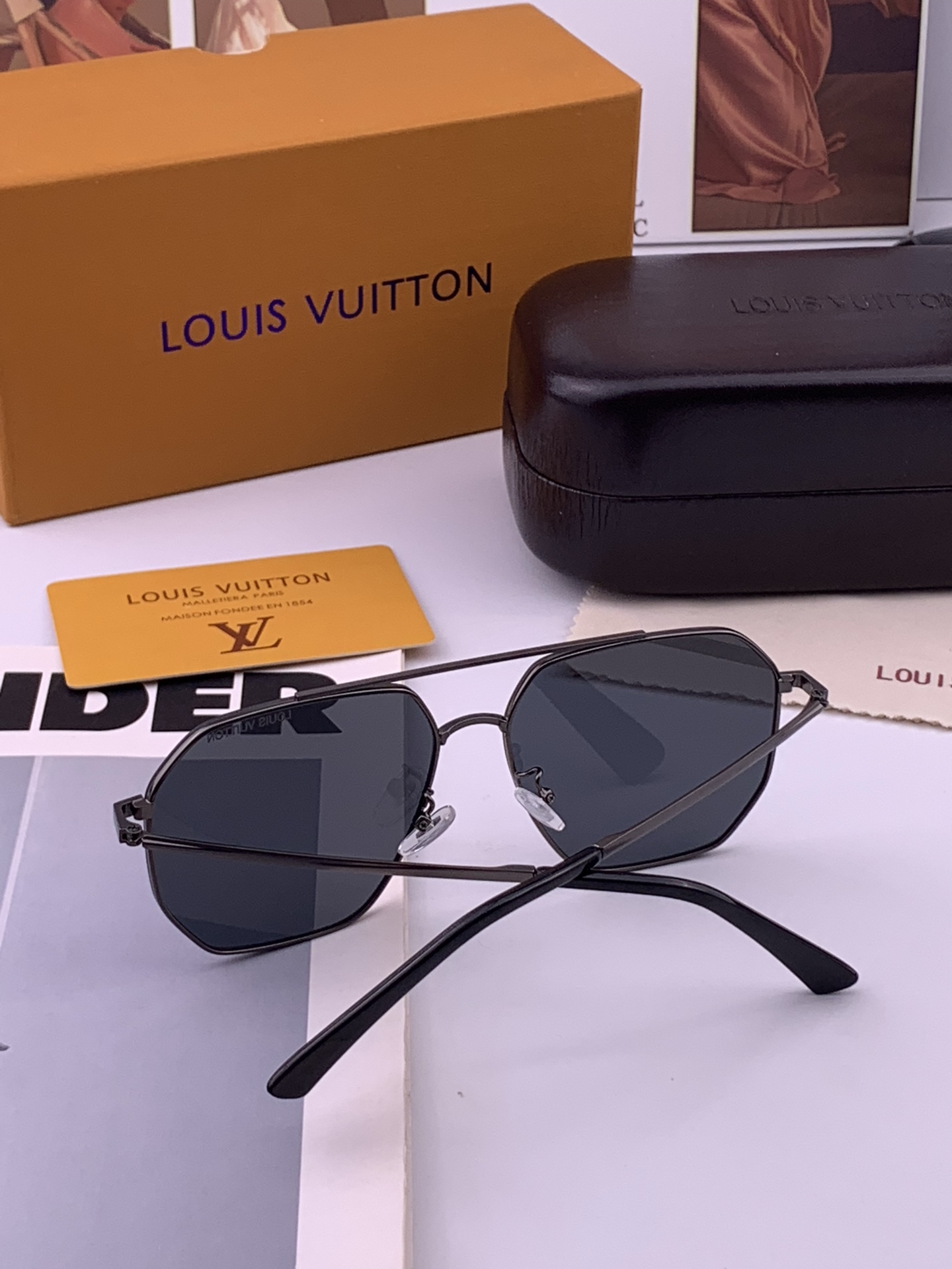 LV 男款炫彩飞行员偏光太阳镜 ❤️材质：高清尼龙加厚卡槽高清偏光镜片 🌹无边框镜架💕颜👍型号：L28903