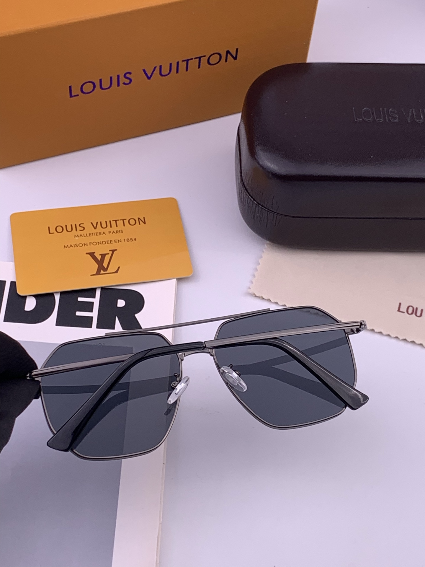 LV 男款炫彩飞行员偏光太阳镜 ❤️材质：高清尼龙加厚卡槽高清偏光镜片 🌹无边框镜架💕颜👍型号：L28903