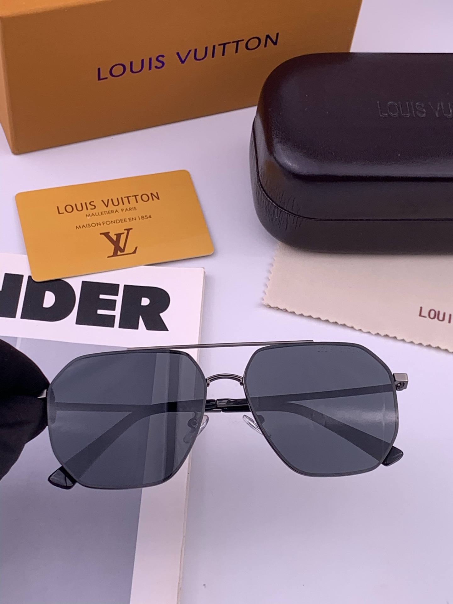 LV 男款炫彩飞行员偏光太阳镜 ❤️材质：高清尼龙加厚卡槽高清偏光镜片 🌹无边框镜架💕颜👍型号：L28903