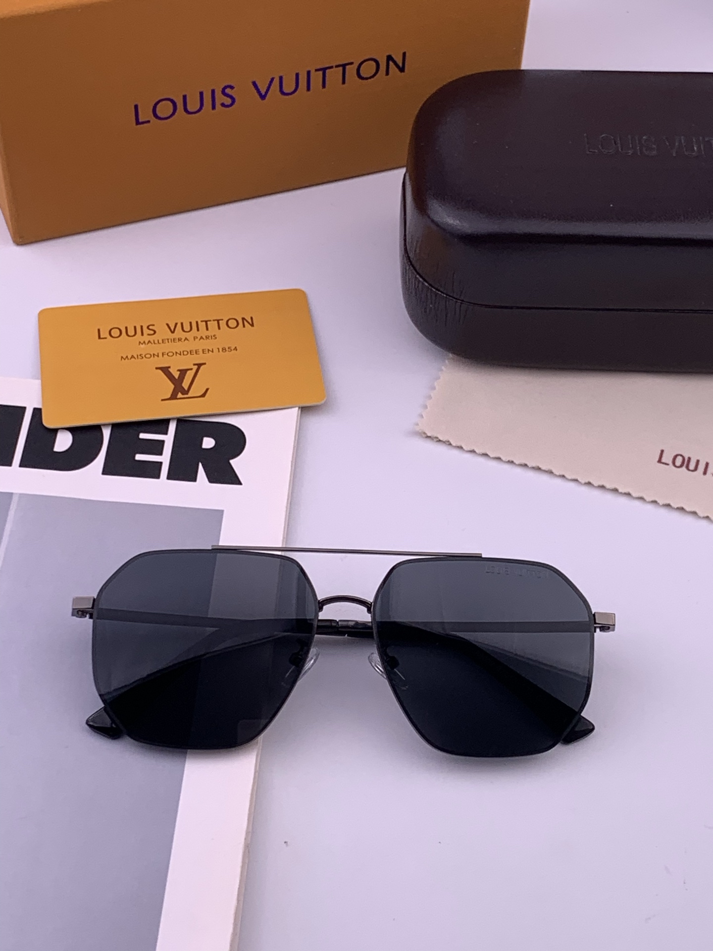 LV 男款炫彩飞行员偏光太阳镜 ❤️材质：高清尼龙加厚卡槽高清偏光镜片 🌹无边框镜架💕颜👍型号：L28903
