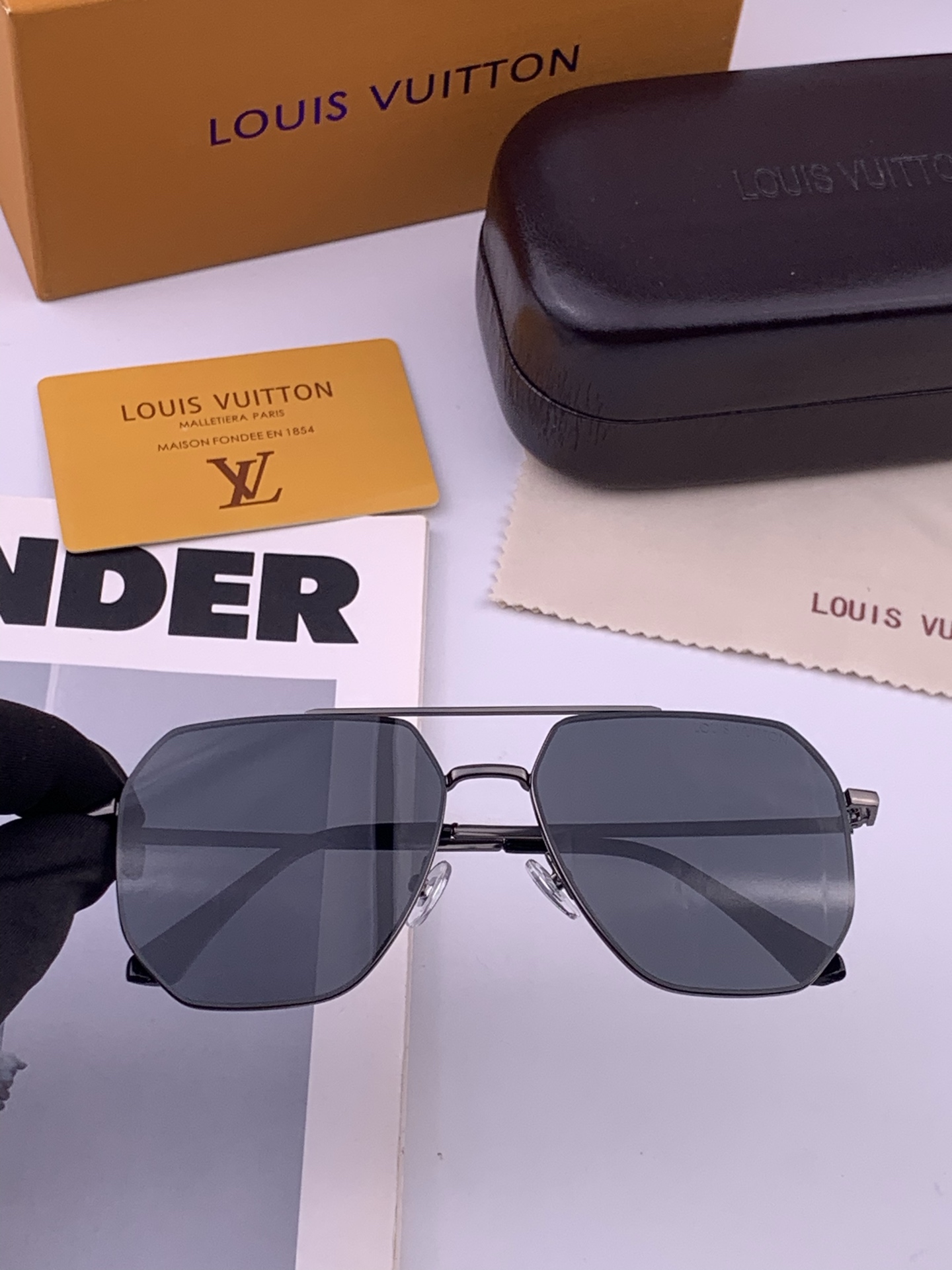 LV 男款炫彩飞行员偏光太阳镜 ❤️材质：高清尼龙加厚卡槽高清偏光镜片 🌹无边框镜架💕颜👍型号：L38902