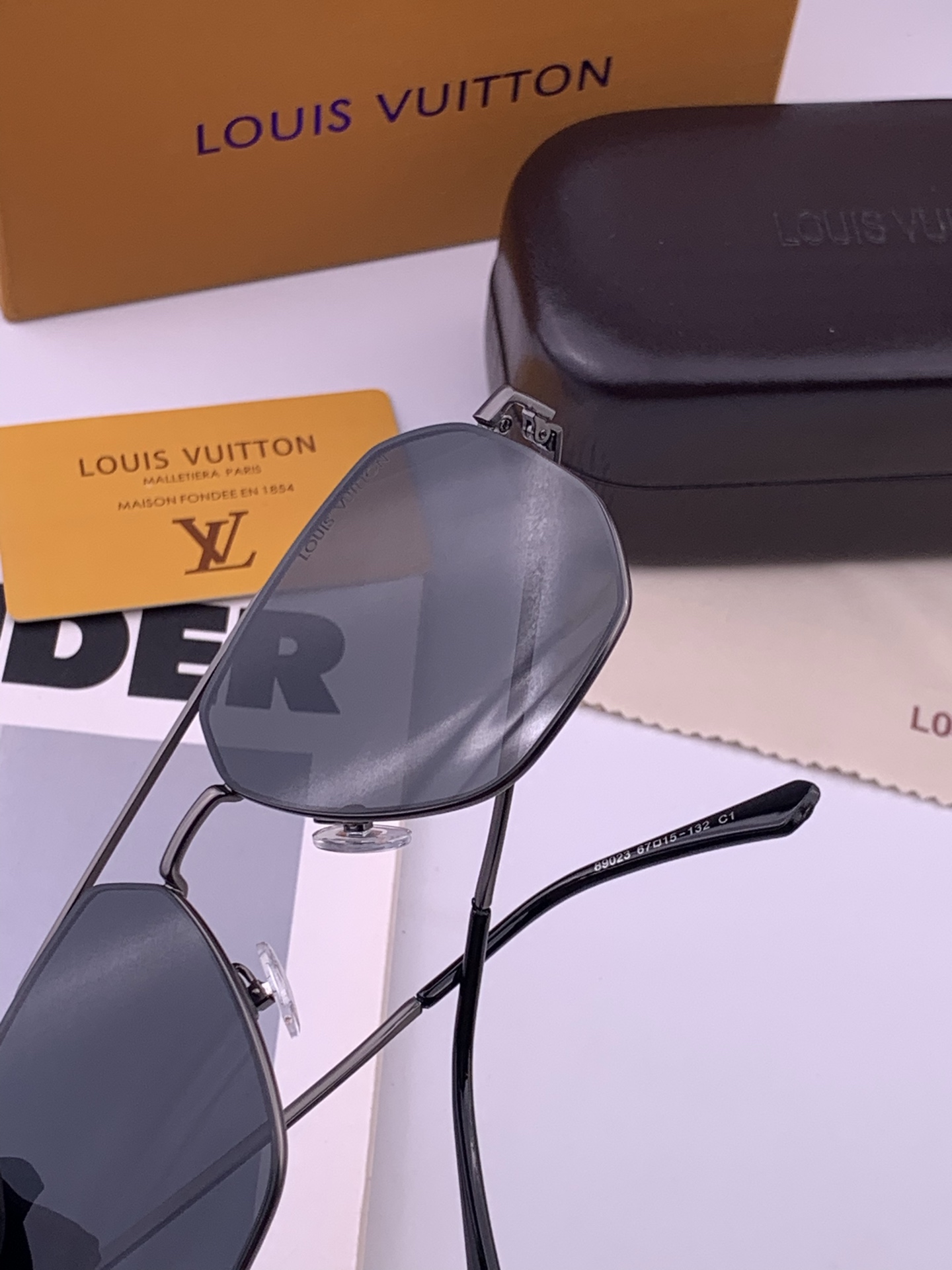LV 男款炫彩飞行员偏光太阳镜 ❤️材质：高清尼龙加厚卡槽高清偏光镜片 🌹无边框镜架💕颜👍型号：L38902