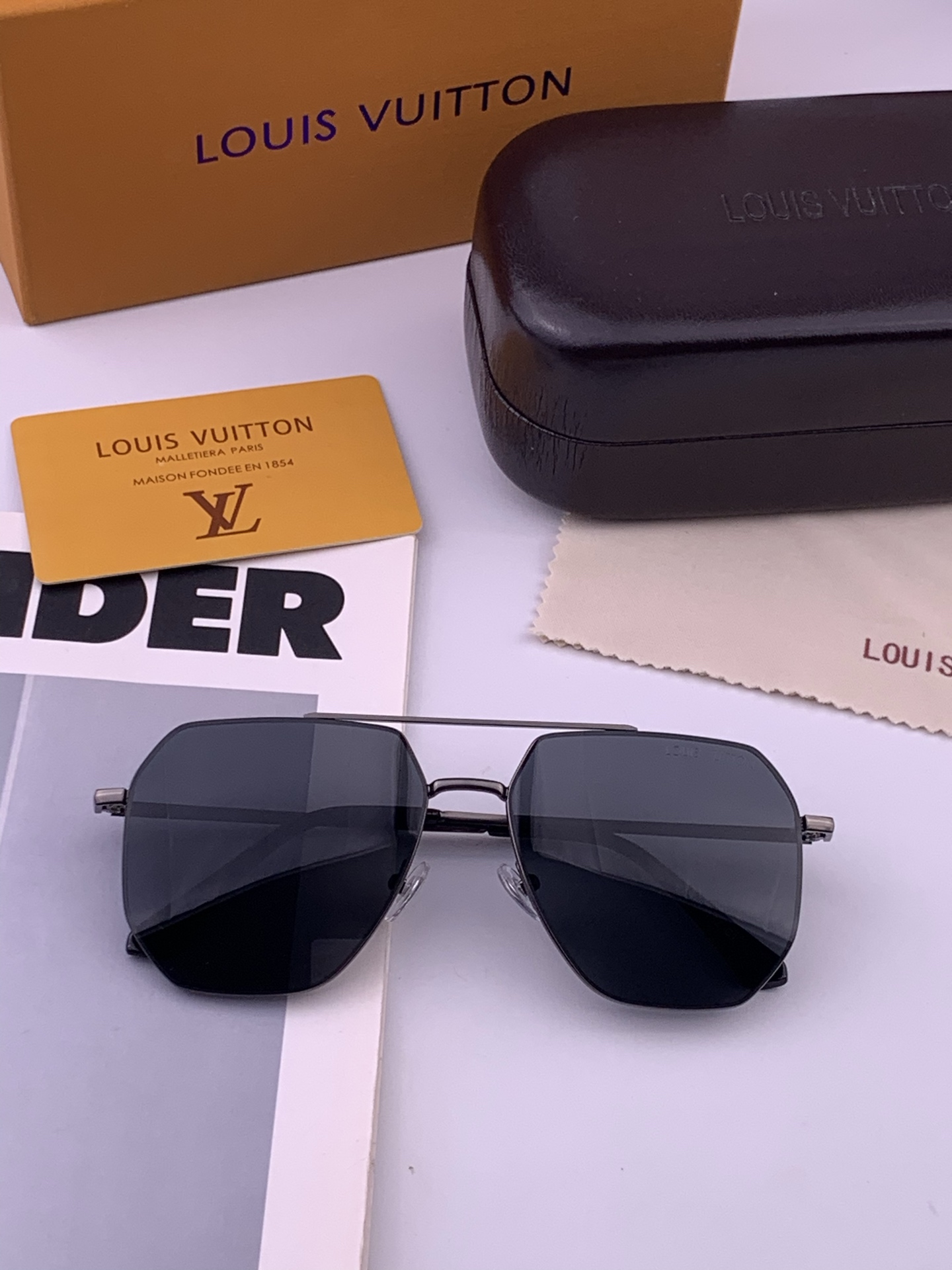 LV 男款炫彩飞行员偏光太阳镜 ❤️材质：高清尼龙加厚卡槽高清偏光镜片 🌹无边框镜架💕颜👍型号：L38902