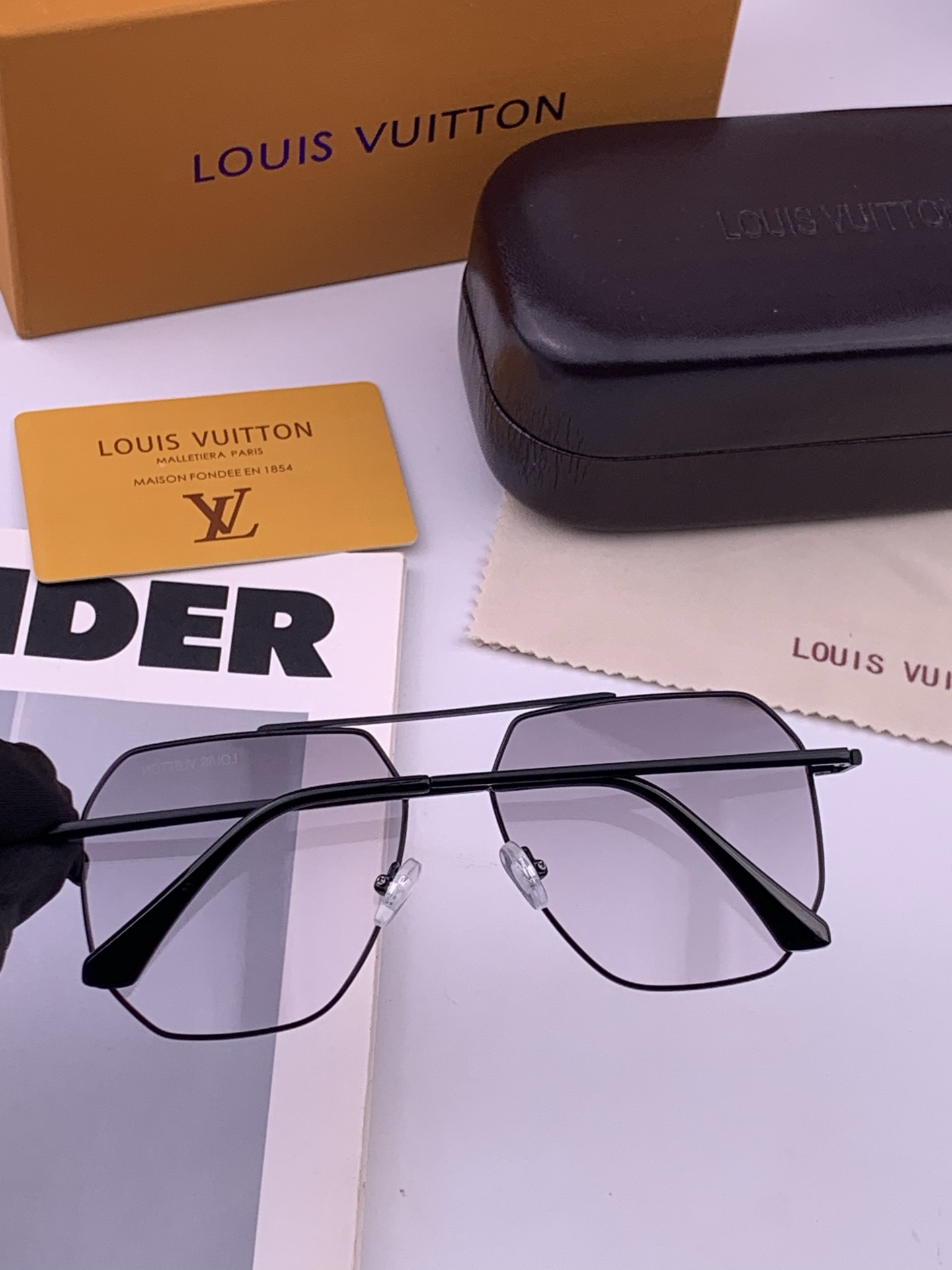 LV 男款炫彩飞行员偏光太阳镜 ❤️材质：高清尼龙加厚卡槽高清偏光镜片 🌹无边框镜架💕颜👍型号：L38902