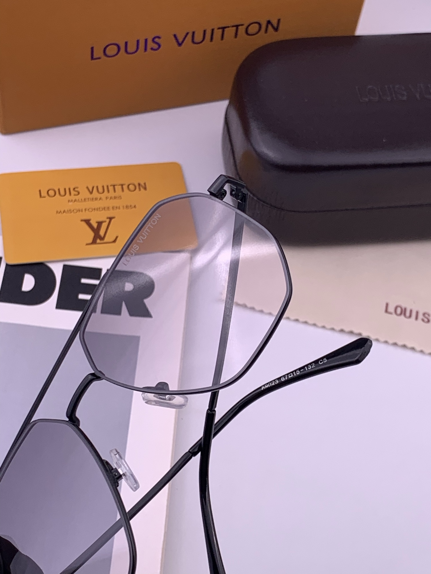 LV 男款炫彩飞行员偏光太阳镜 ❤️材质：高清尼龙加厚卡槽高清偏光镜片 🌹无边框镜架💕颜👍型号：L38902