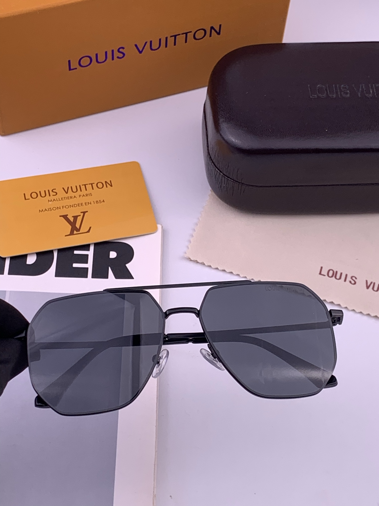 LV 男款炫彩飞行员偏光太阳镜 ❤️材质：高清尼龙加厚卡槽高清偏光镜片 🌹无边框镜架💕颜👍型号：L38902