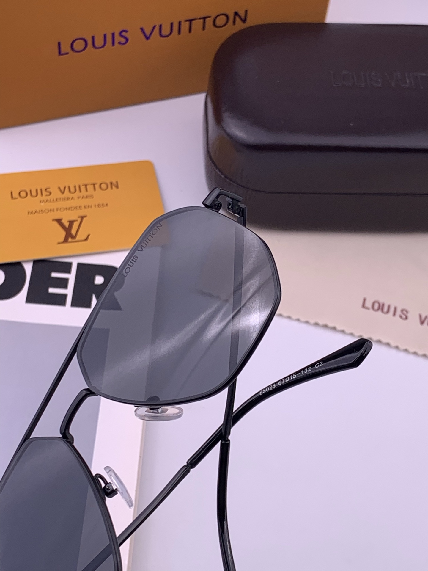 LV 男款炫彩飞行员偏光太阳镜 ❤️材质：高清尼龙加厚卡槽高清偏光镜片 🌹无边框镜架💕颜👍型号：L38902