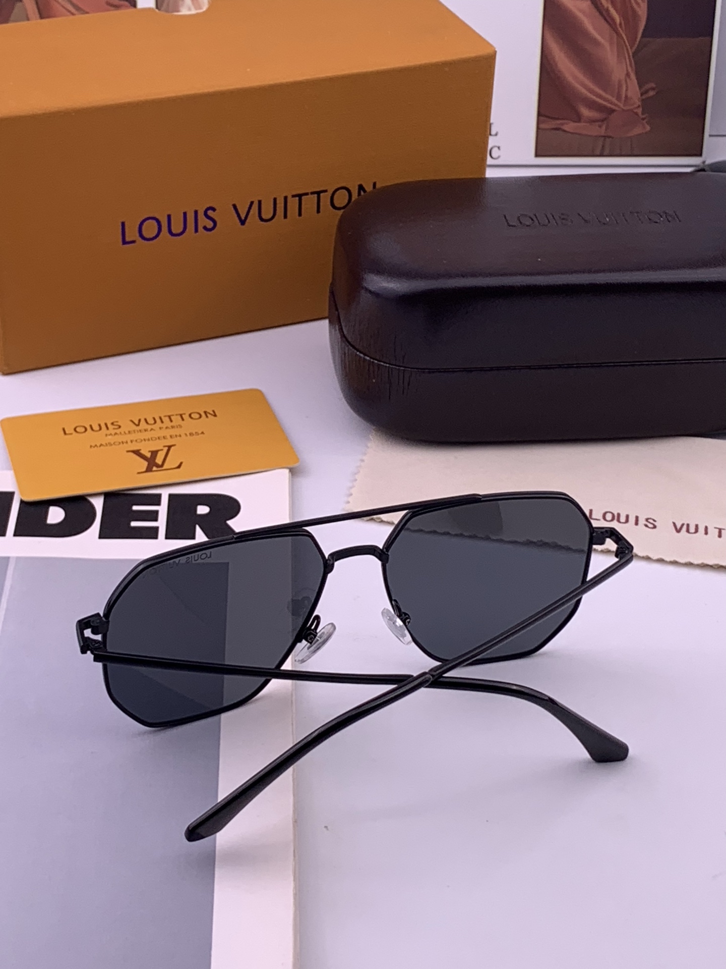 LV 男款炫彩飞行员偏光太阳镜 ❤️材质：高清尼龙加厚卡槽高清偏光镜片 🌹无边框镜架💕颜👍型号：L38902