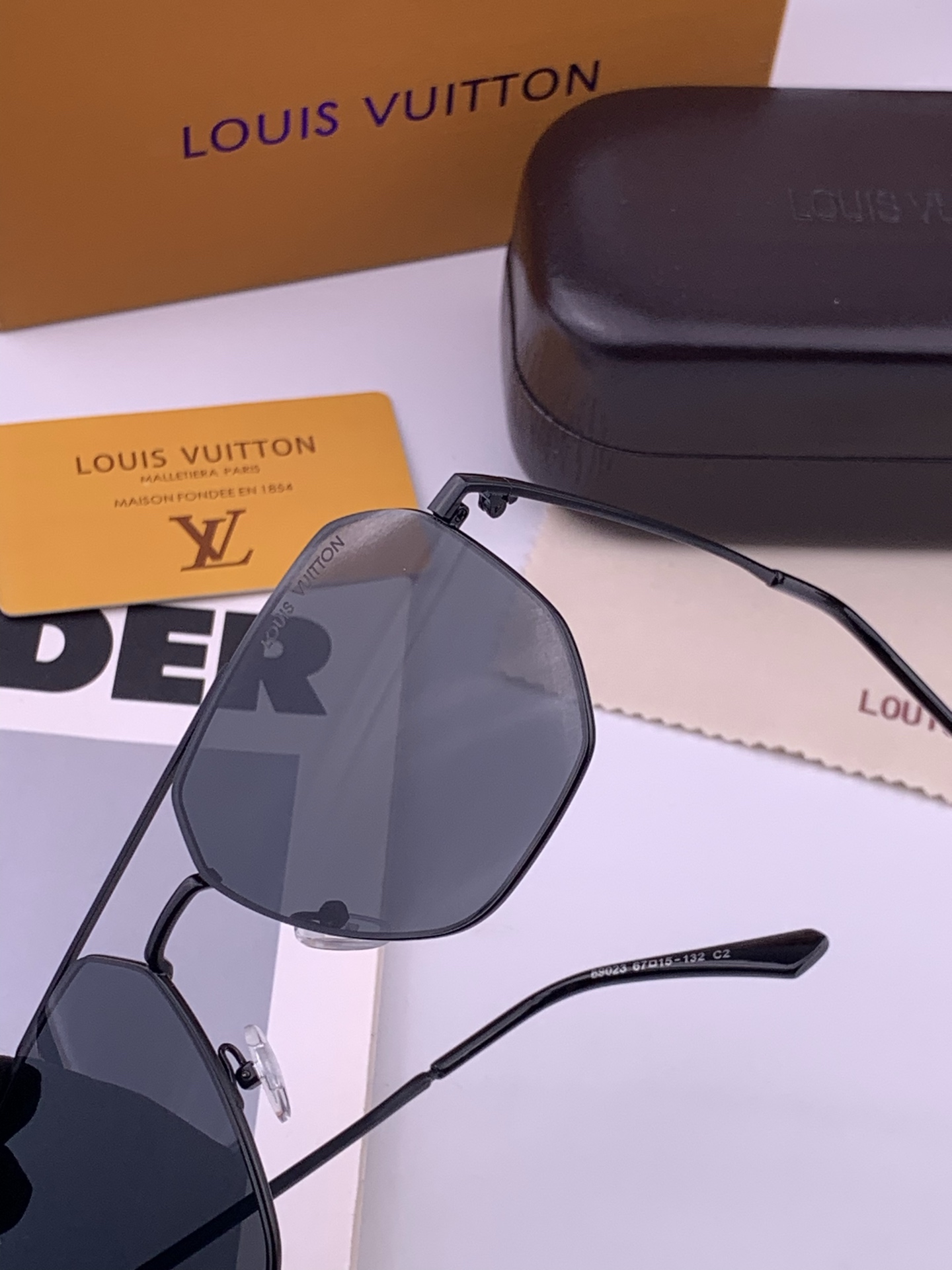 LV 男款炫彩飞行员偏光太阳镜 ❤️材质：高清尼龙加厚卡槽高清偏光镜片 🌹无边框镜架💕颜👍型号：L38902