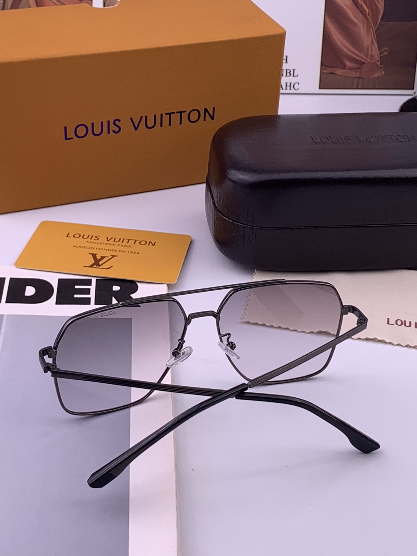 LV 男款炫彩飞行员偏光太阳镜 ❤️材质：高清尼龙加厚卡槽高清偏光镜片 🌹无边框镜架💕颜👍型号：L38903
